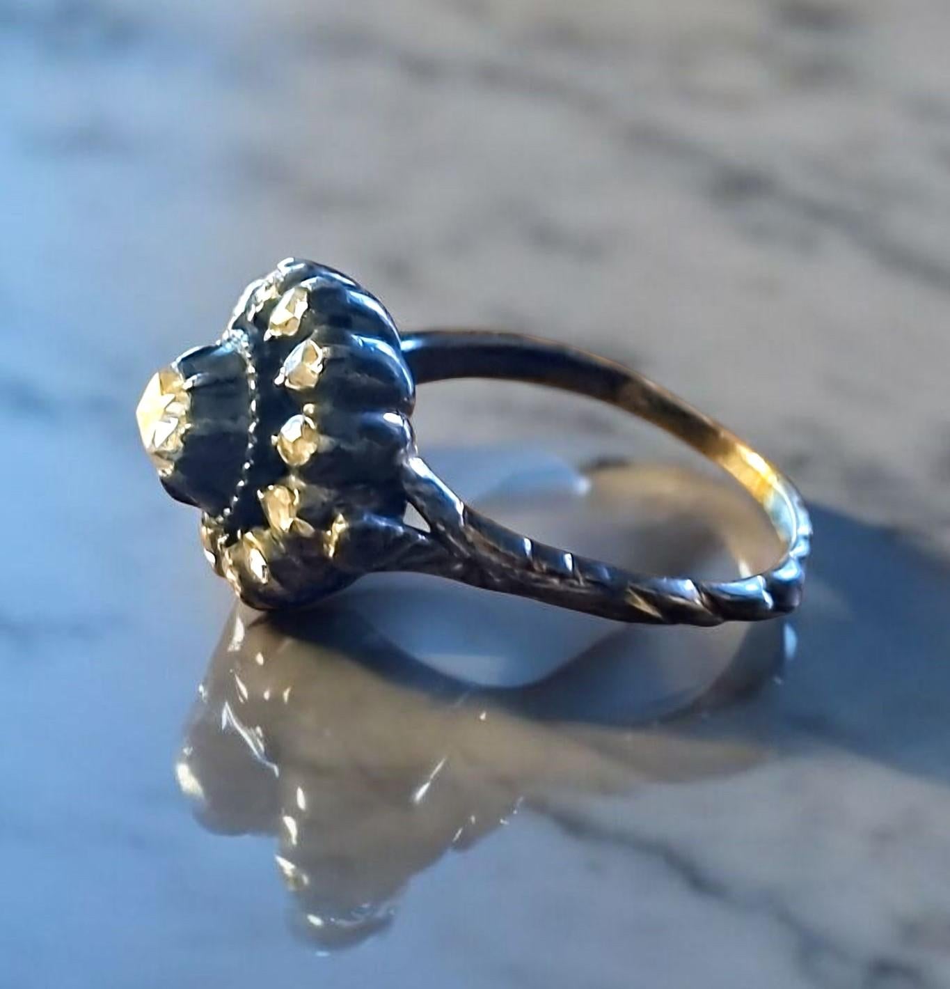 Anello a grappolo tardo georgiano con diamanti taglio rosa Circa 1790 In condizioni buone in vendita a OVIEDO, AS