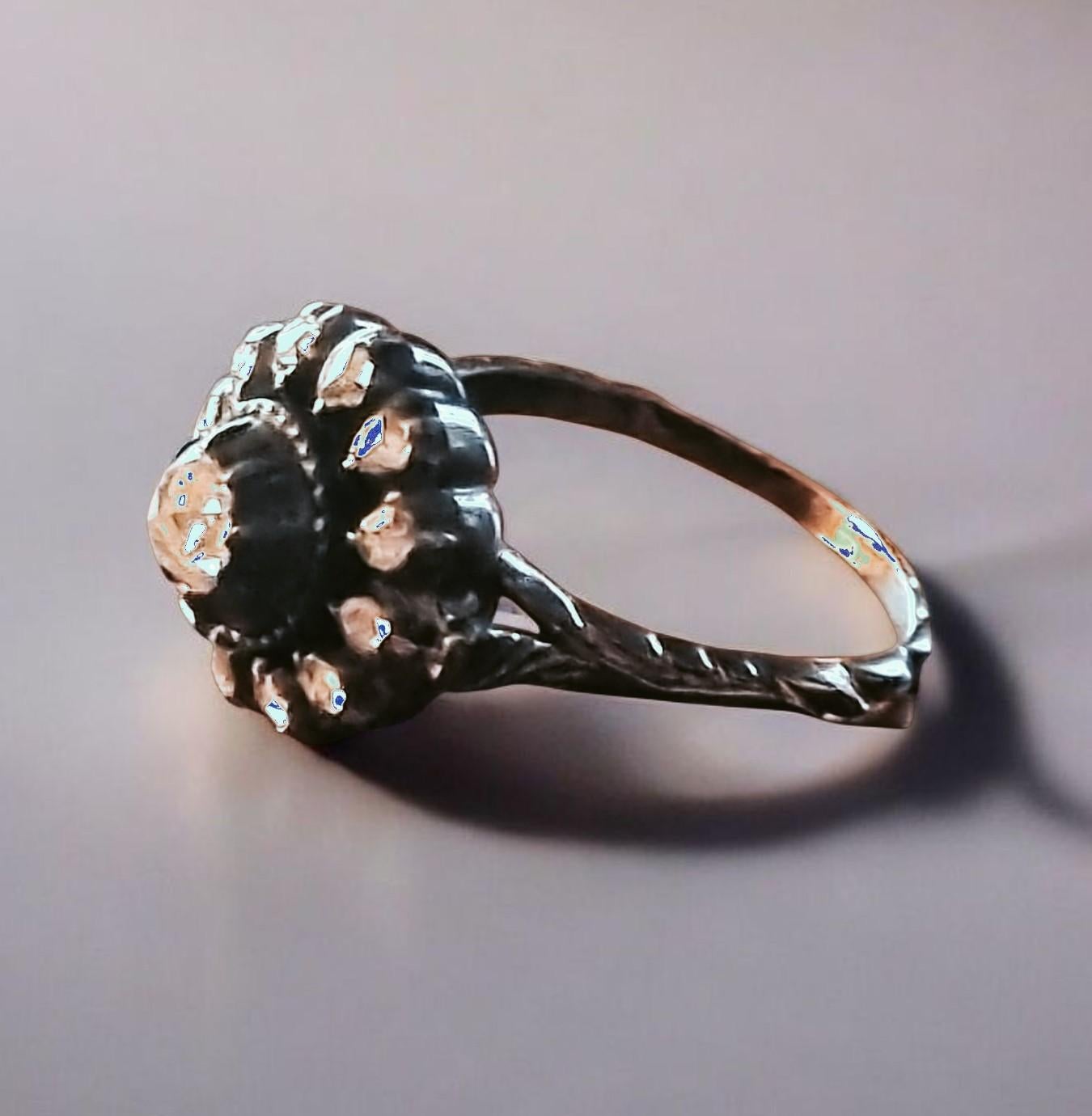 Donna Anello a grappolo tardo georgiano con diamanti taglio rosa Circa 1790 in vendita