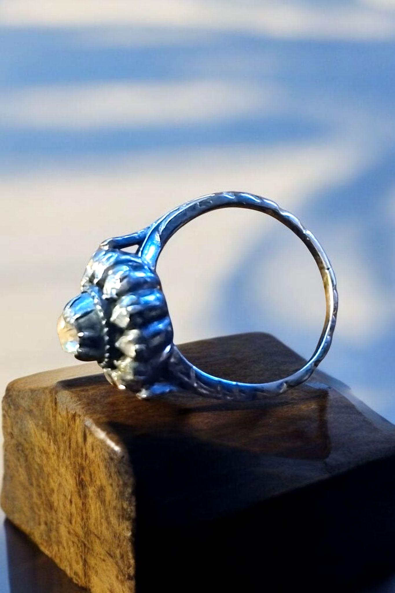 Anello a grappolo tardo georgiano con diamanti taglio rosa Circa 1790 in vendita 2