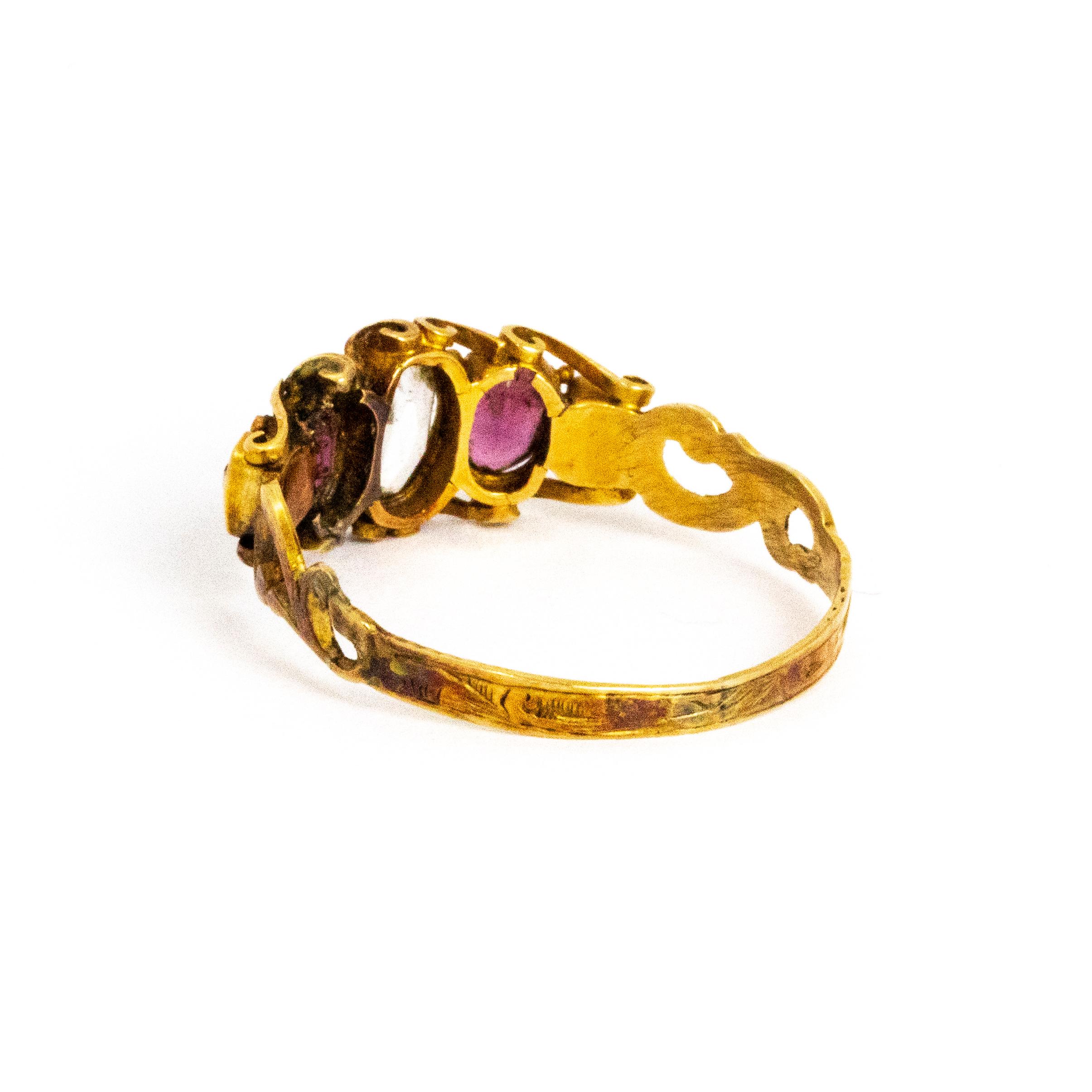 Late Georgian Emerald, Garnet and Chrysoberyl 12 Carat Gold Ring In Good Condition In Chipping Campden, GB