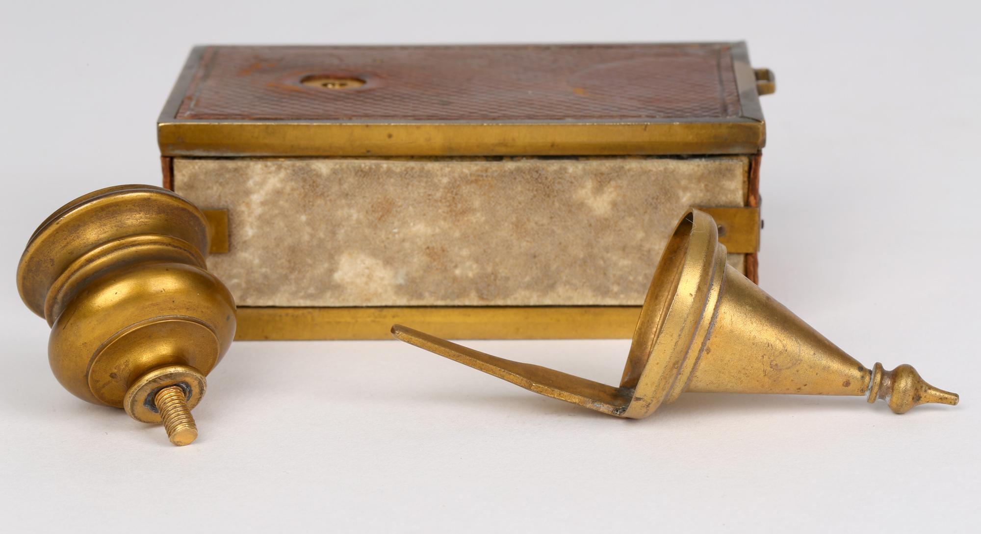 Candeliere da viaggio e porta fiammiferi in bronzo dorato inglese tardo georgiano in vendita 2