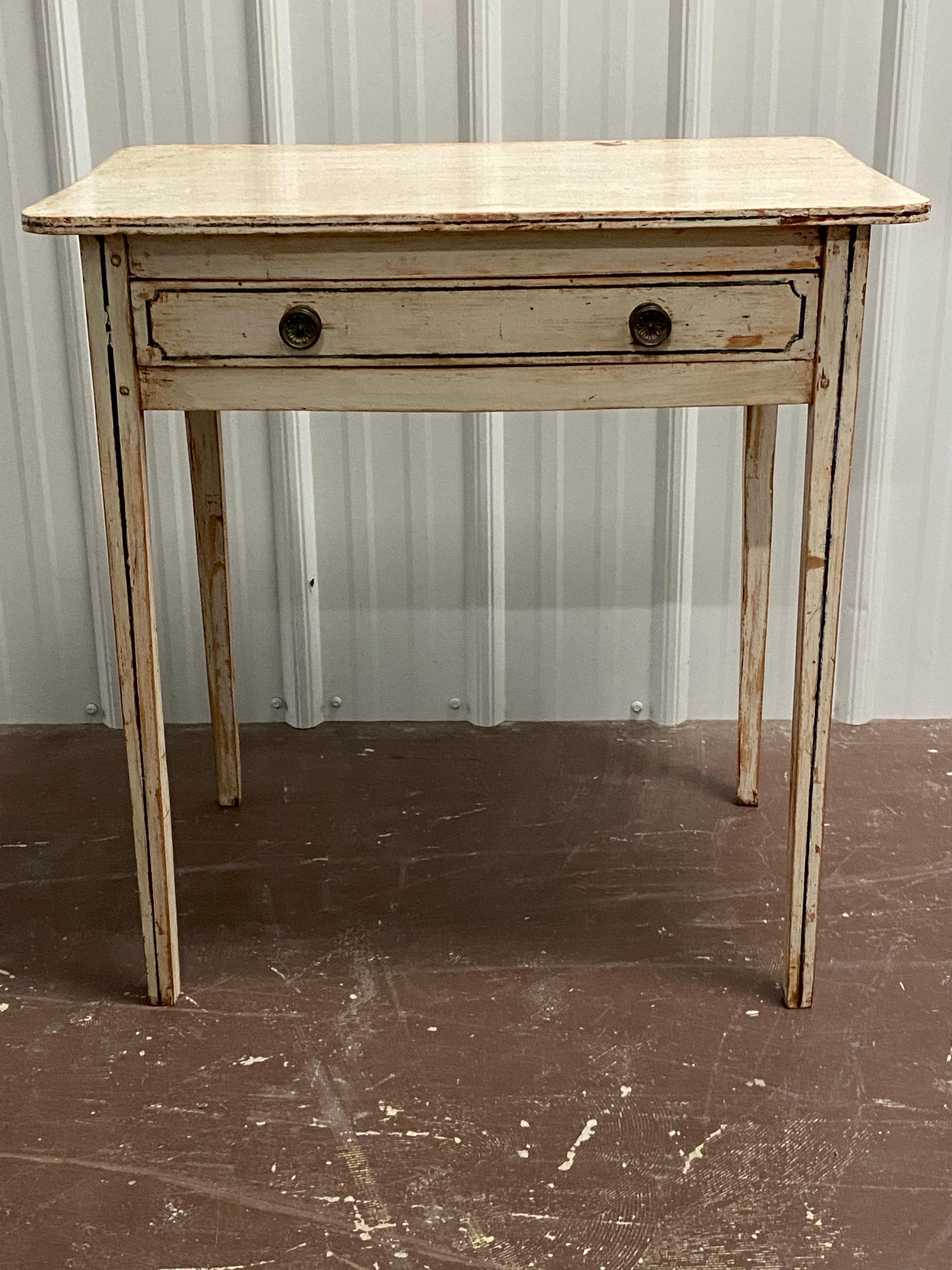 Spätgeorgianischer III Provincial cremefarben bemalter Beistelltisch 
Ein charmanter, bemalter Beistelltisch mit abgenutzter Patina und schwarz bemalten Banddetails. Holzrahmen, verjüngte Beine und eine einzelne Schublade.

Condit: hat eine schöne,