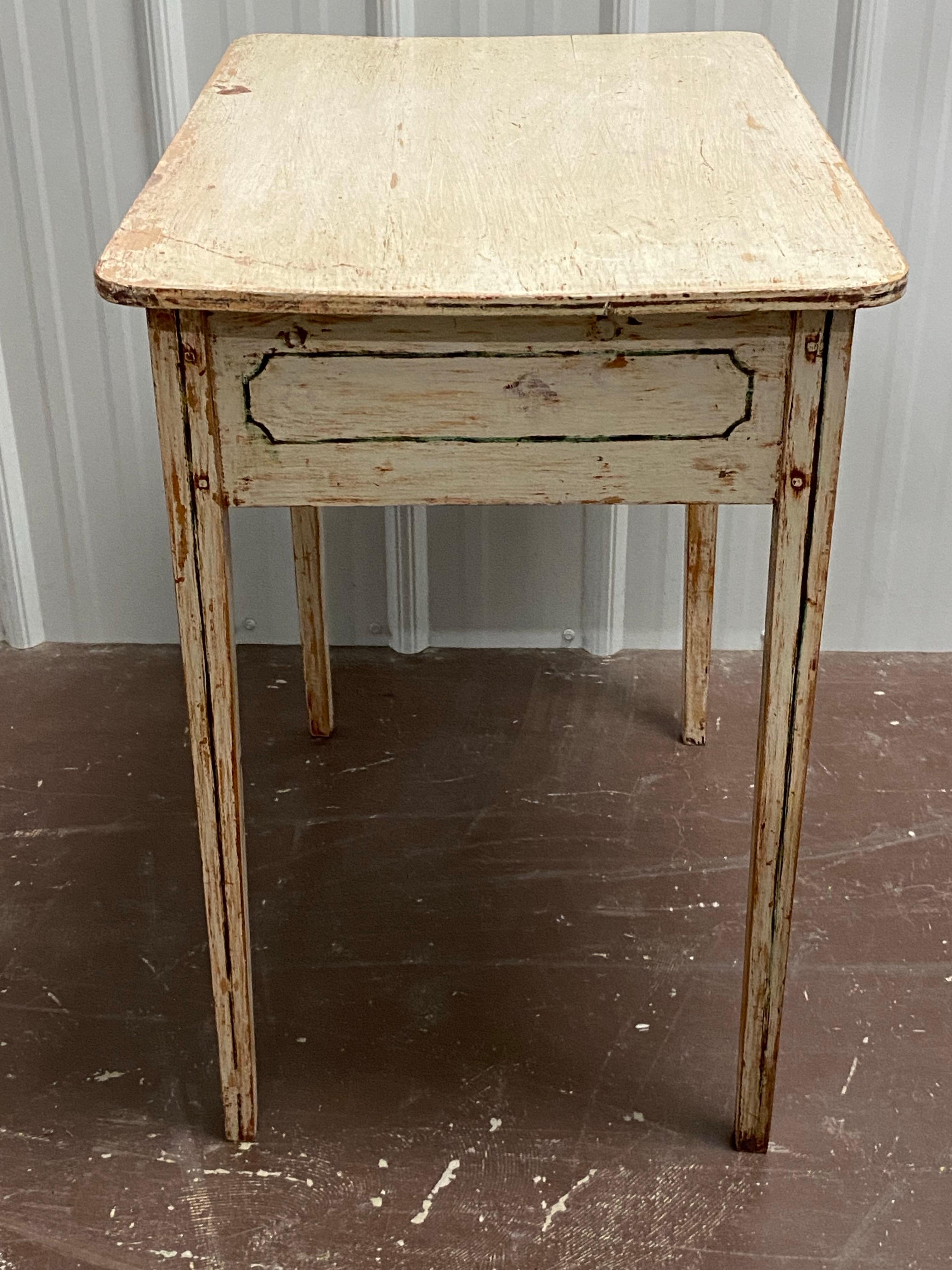 Spätgeorgianischer III Provincial cremefarben bemalter Beistelltisch (Holz) im Angebot