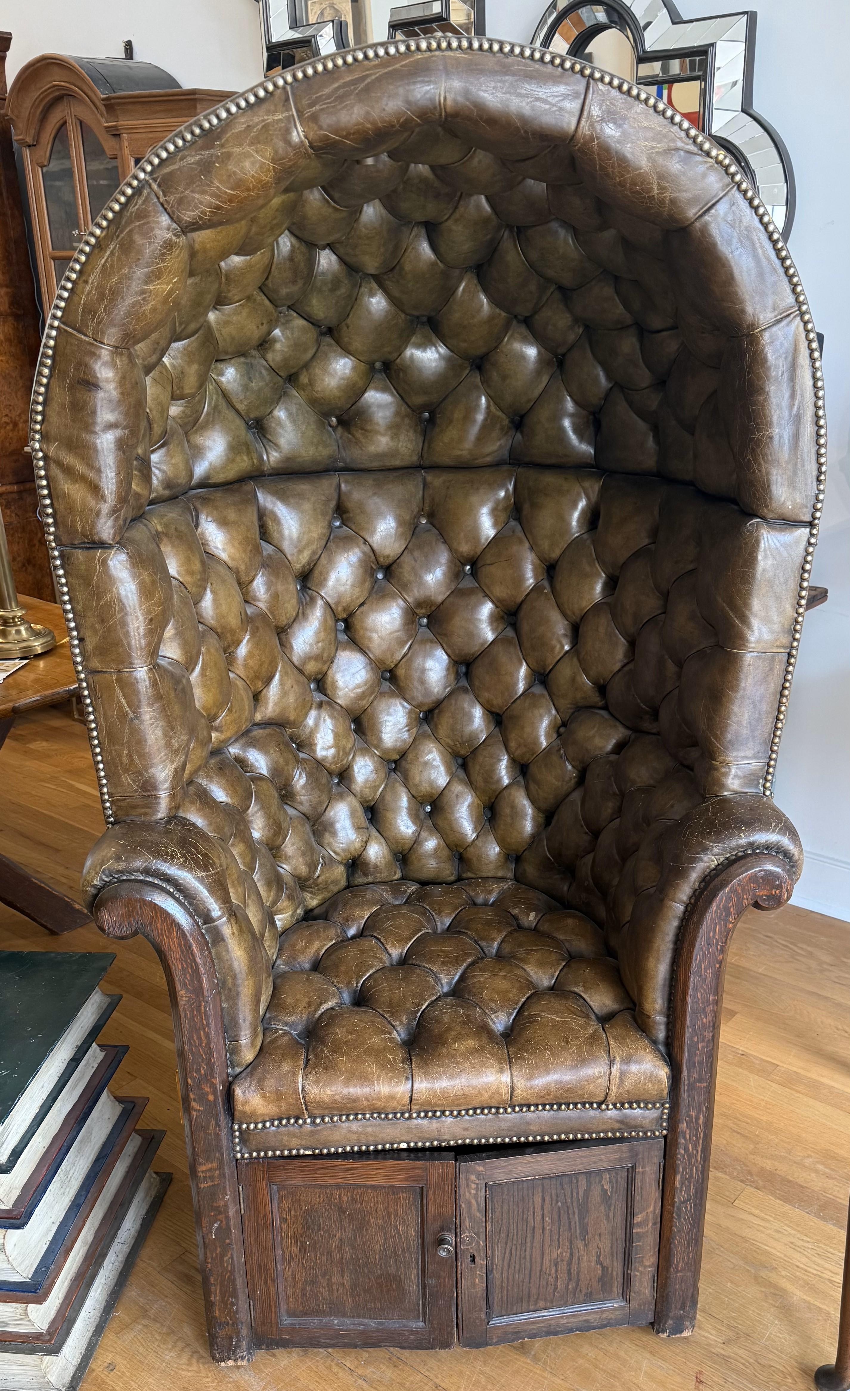 Ein seltener und stattlicher spätgeorgianischer Pförtnerstuhl aus England, datiert auf ca. 1840. Ursprünglich wurde dieser beeindruckende Stuhl mit kuppelförmiger Rückenlehne entwickelt, um die Bediensteten vor kaltem Luftzug zu schützen, während
