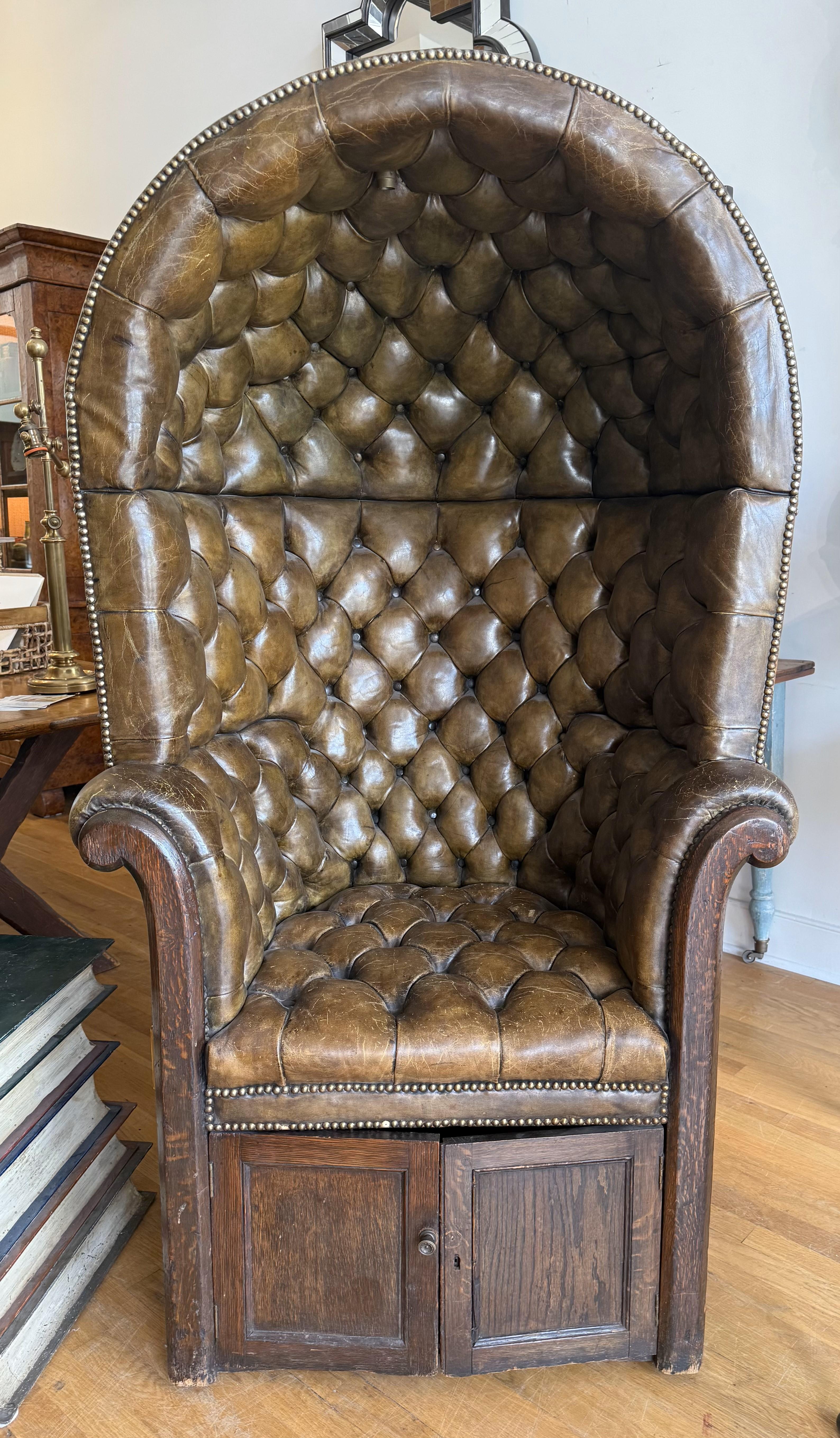 Spätgeorgianischer Lederpförtnerstuhl mit Stauraum (Georgian) im Angebot