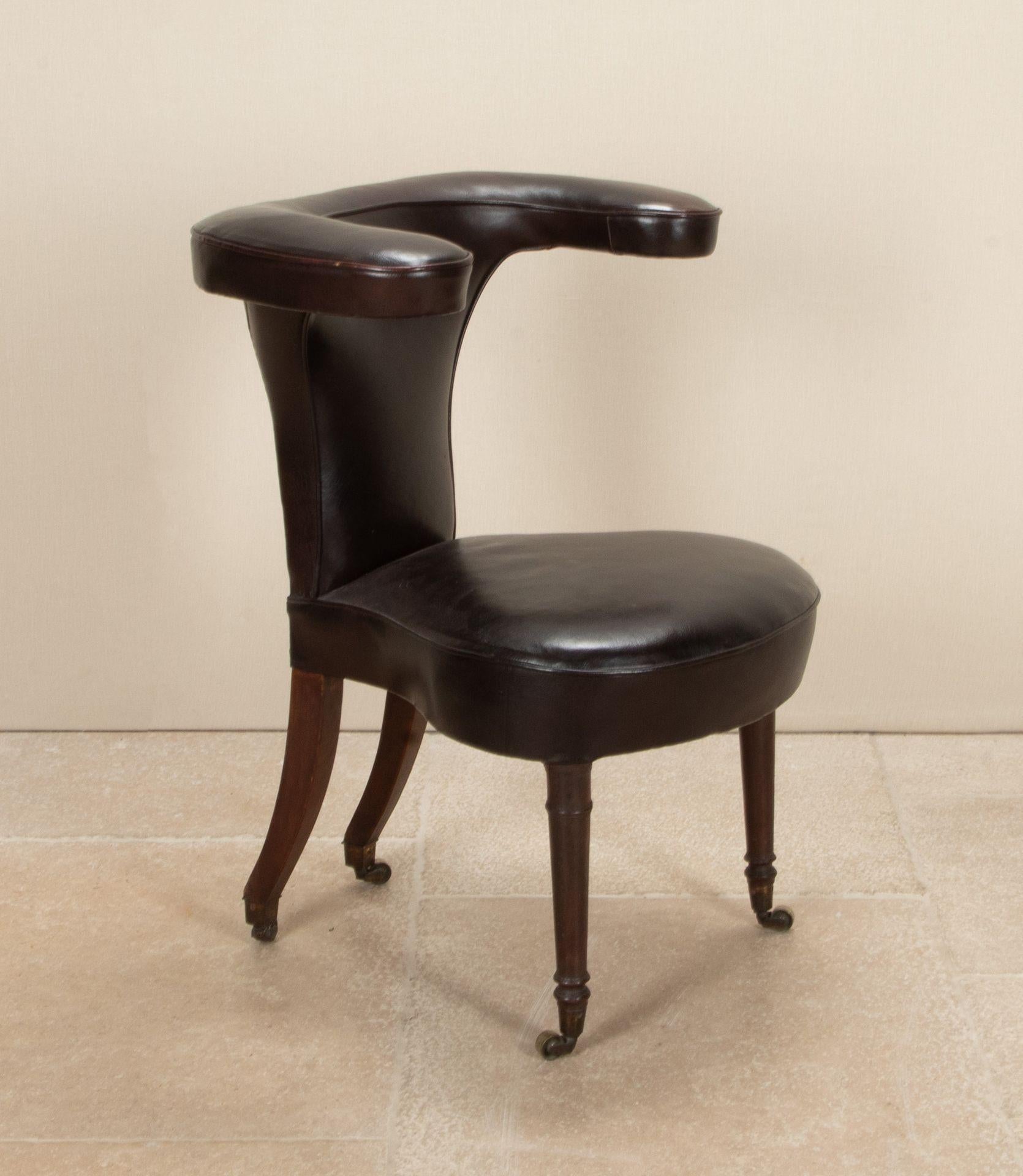 Sillón de lectura georgiano tardío de caoba y cuero. 
También conocido como sillón abierto 