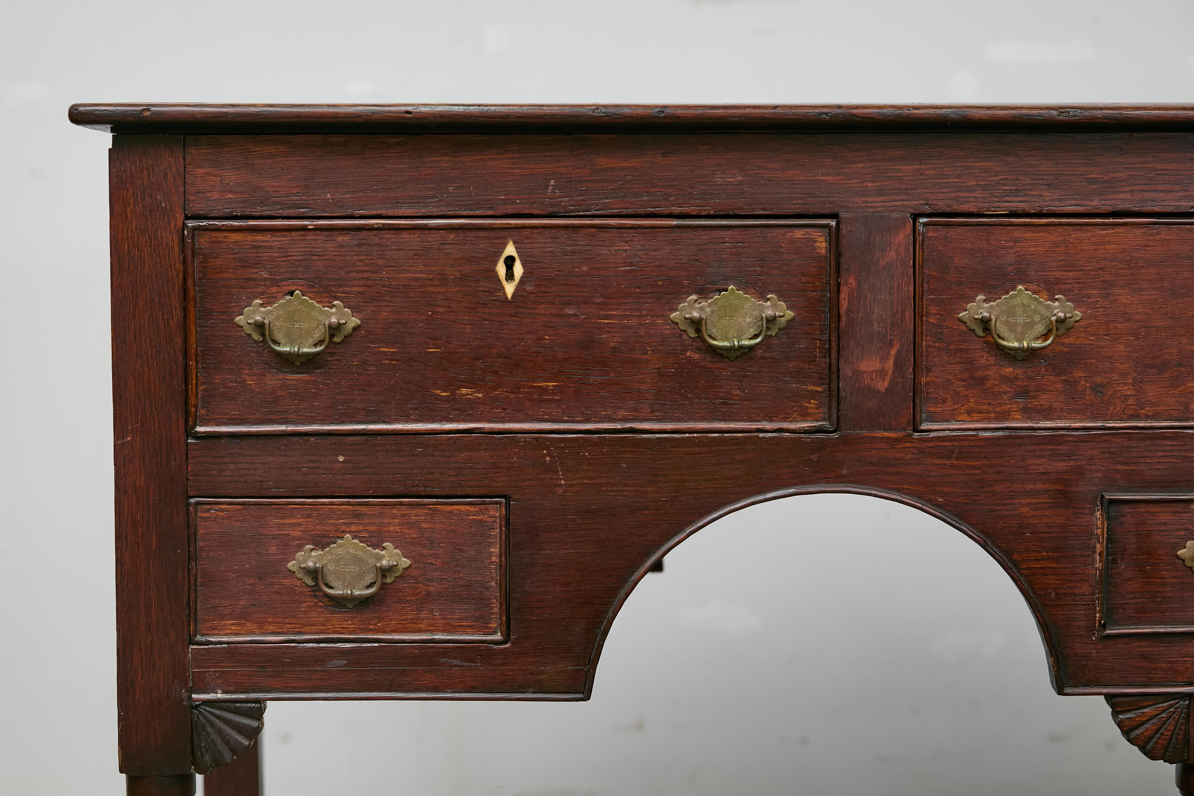 Base per comò in quercia inglese tardo georgiana del XIX secolo con intarsio in osso. Questa base per comò in quercia inglese del XIX secolo incarna un'artigianalità senza tempo, grazie alla ricca venatura del legno e ai dettagli curati. Il mobile è