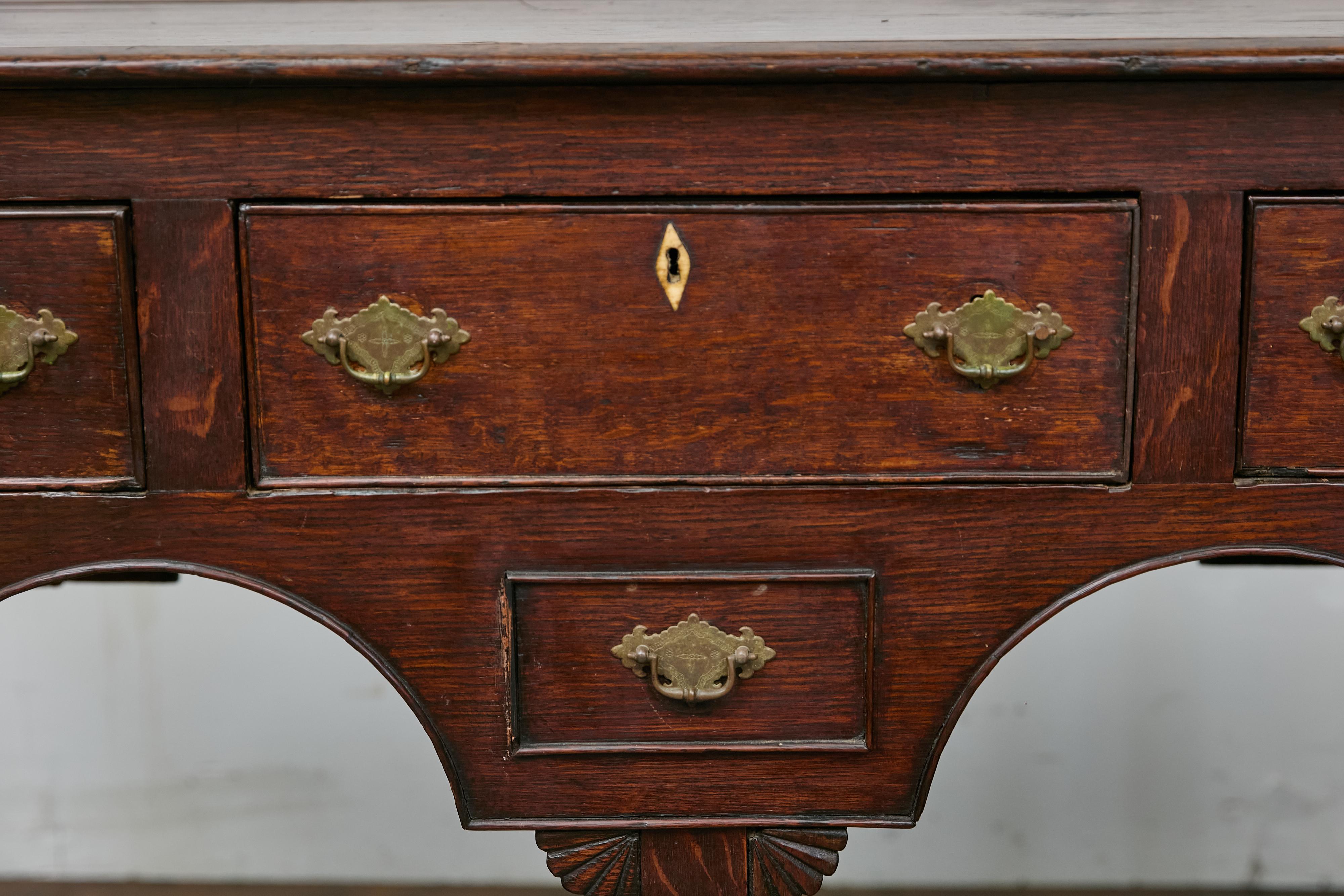 Inglese Base per comò del XIX secolo in Oak Oak tardo georgiano con ferramenta in ottone Chippendale in vendita
