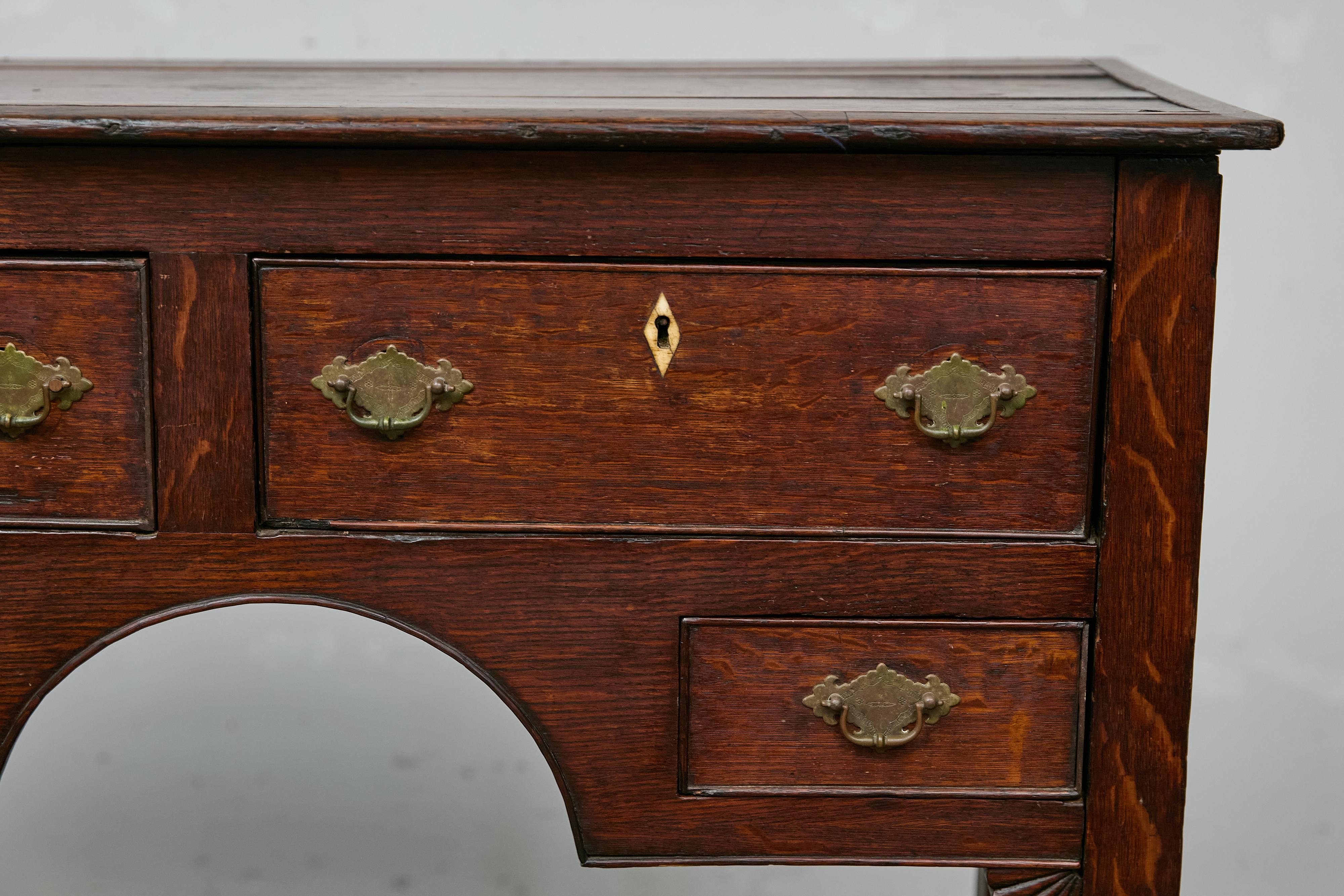 Intarsio Base per comò del XIX secolo in Oak Oak tardo georgiano con ferramenta in ottone Chippendale in vendita