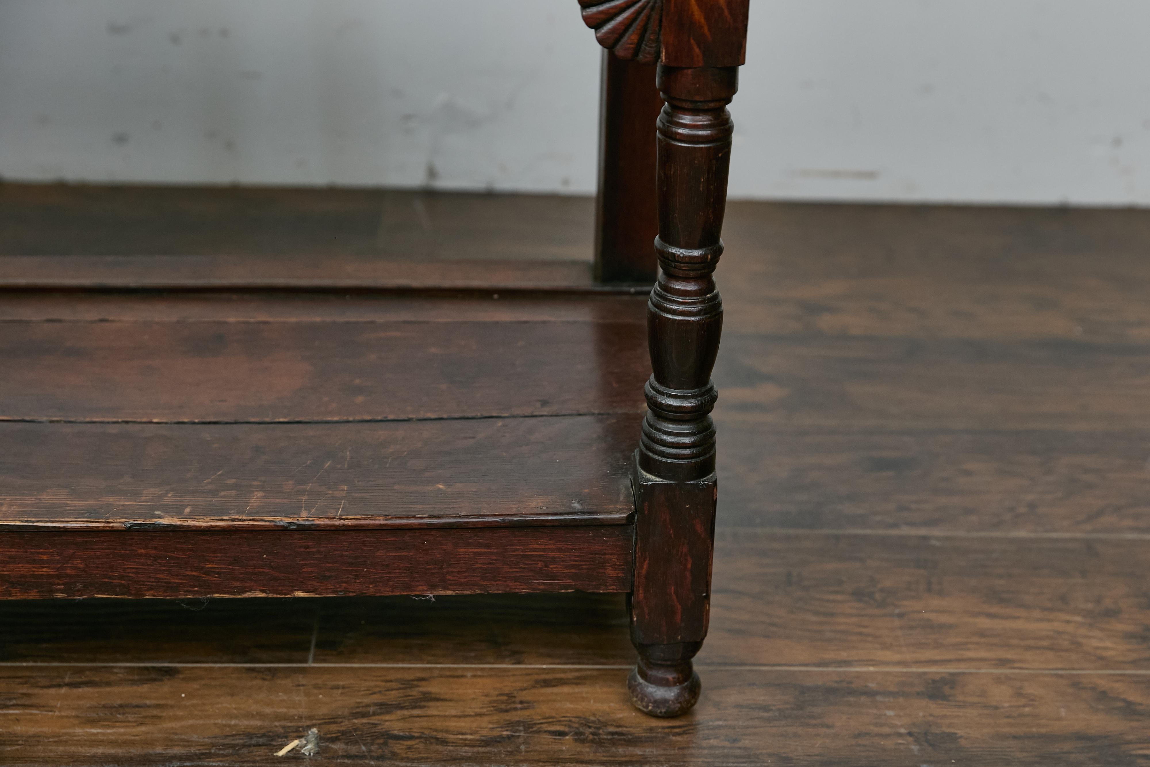 Base per comò del XIX secolo in Oak Oak tardo georgiano con ferramenta in ottone Chippendale In condizioni buone in vendita a Atlanta, GA