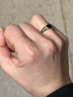 Anello commemorativo in onice e oro 9 carati di epoca tardo-georgiana