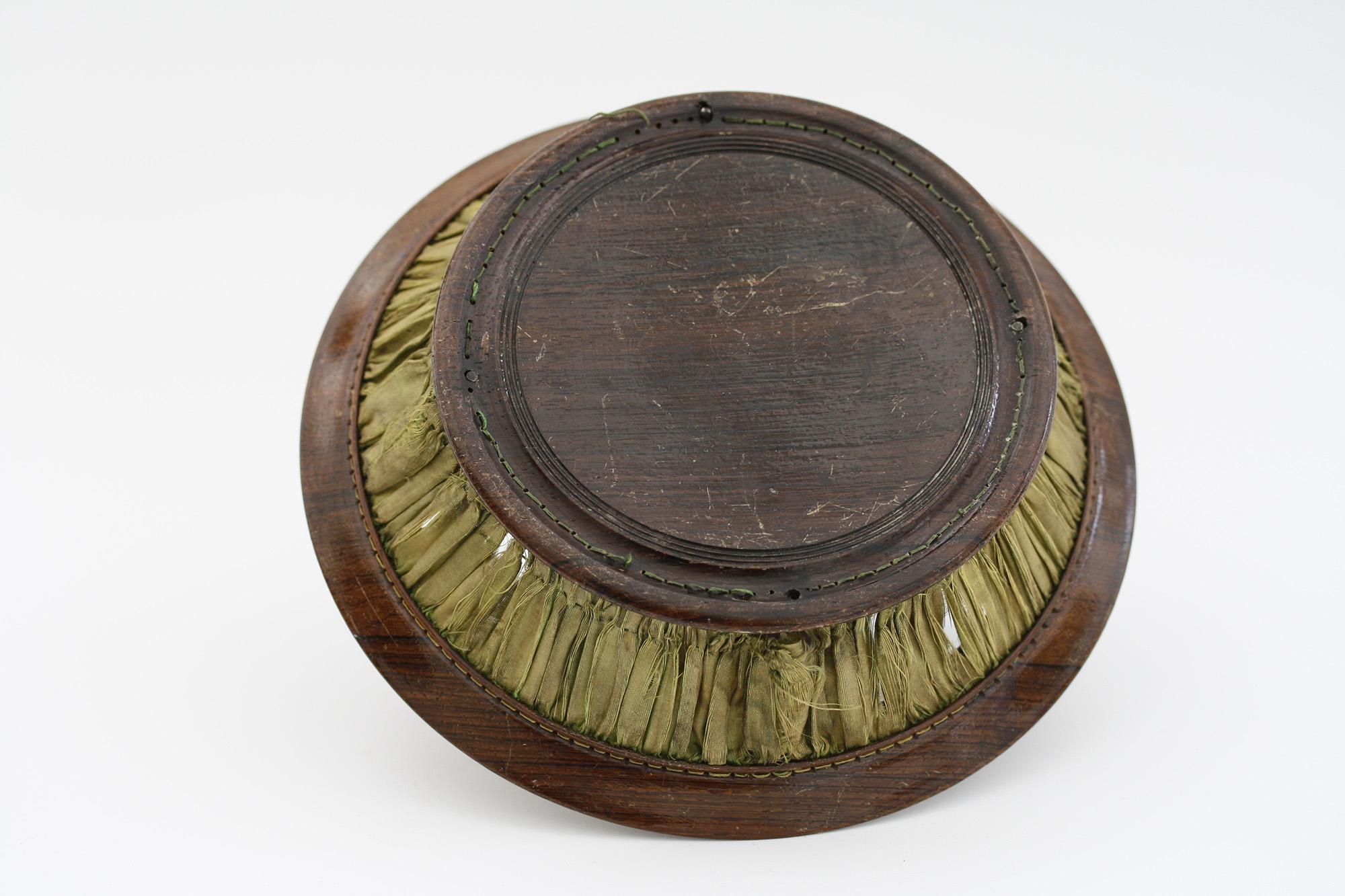 Milieu du XIXe siècle Panier à couture Tunbridgeware en bois et soie de la fin de l'époque géorgienne en vente