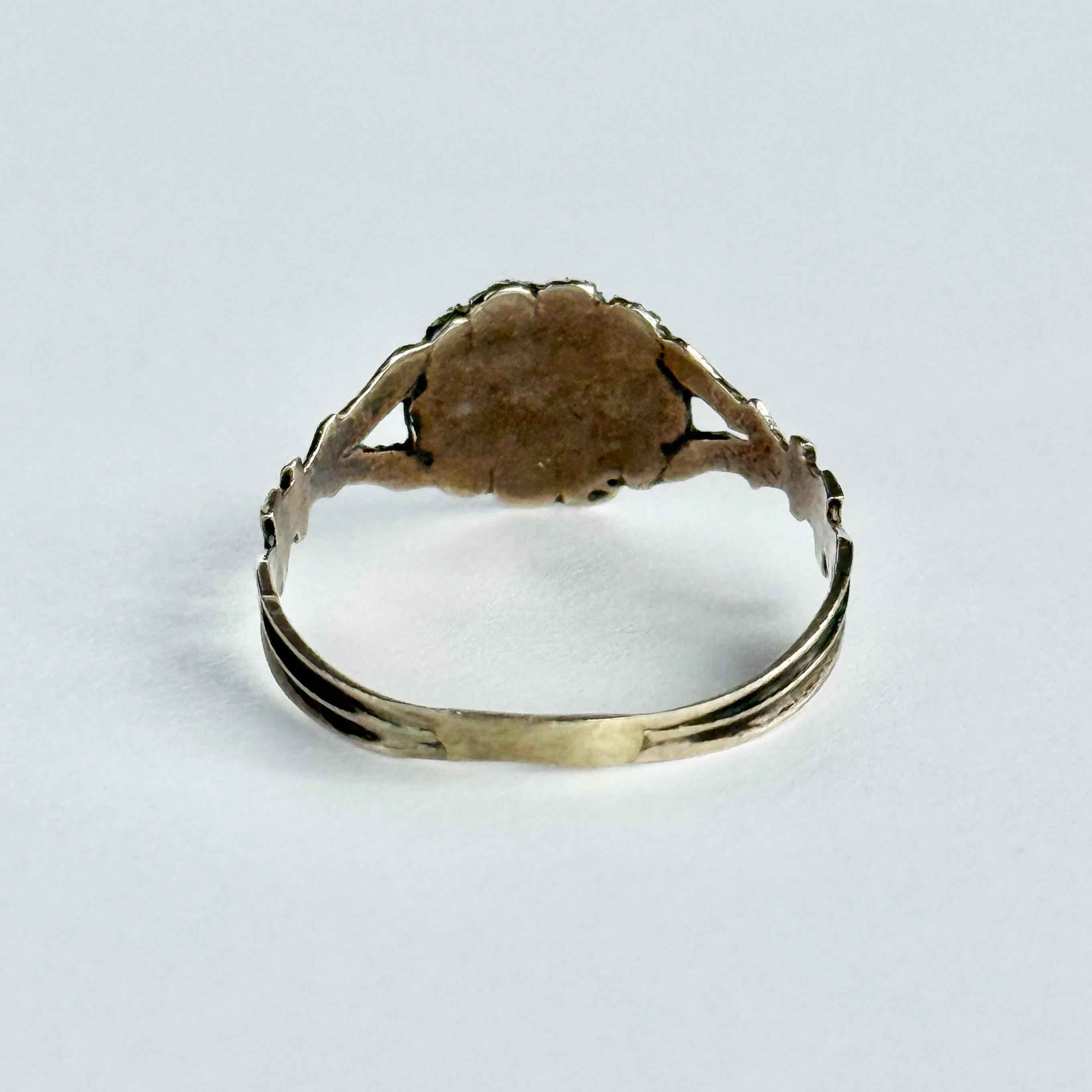 Taglio ovale Anello in oro 9 carati con rubino e perle di epoca tardo-georgiana in vendita