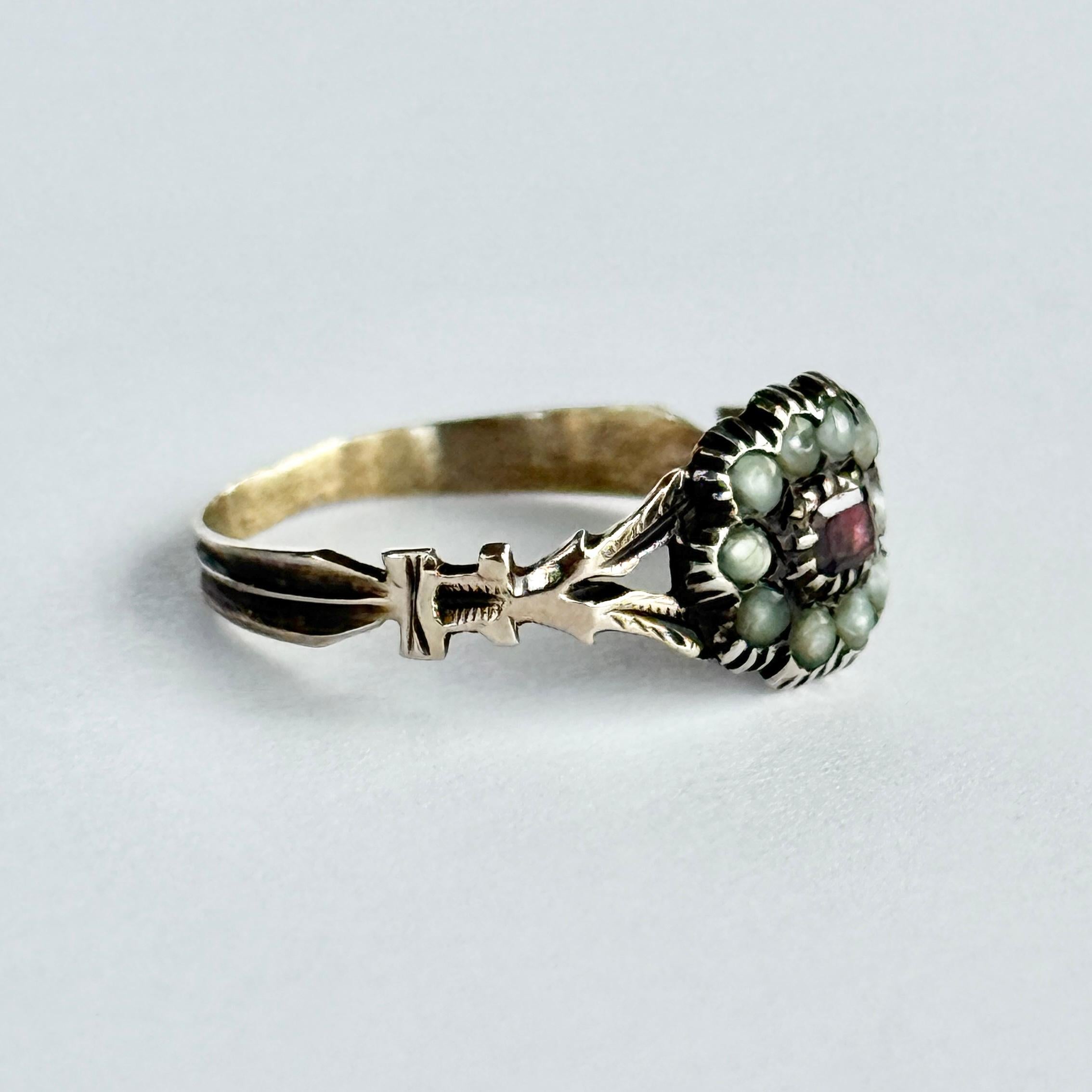 Anello in oro 9 carati con rubino e perle di epoca tardo-georgiana In condizioni buone in vendita a Chipping Campden, GB