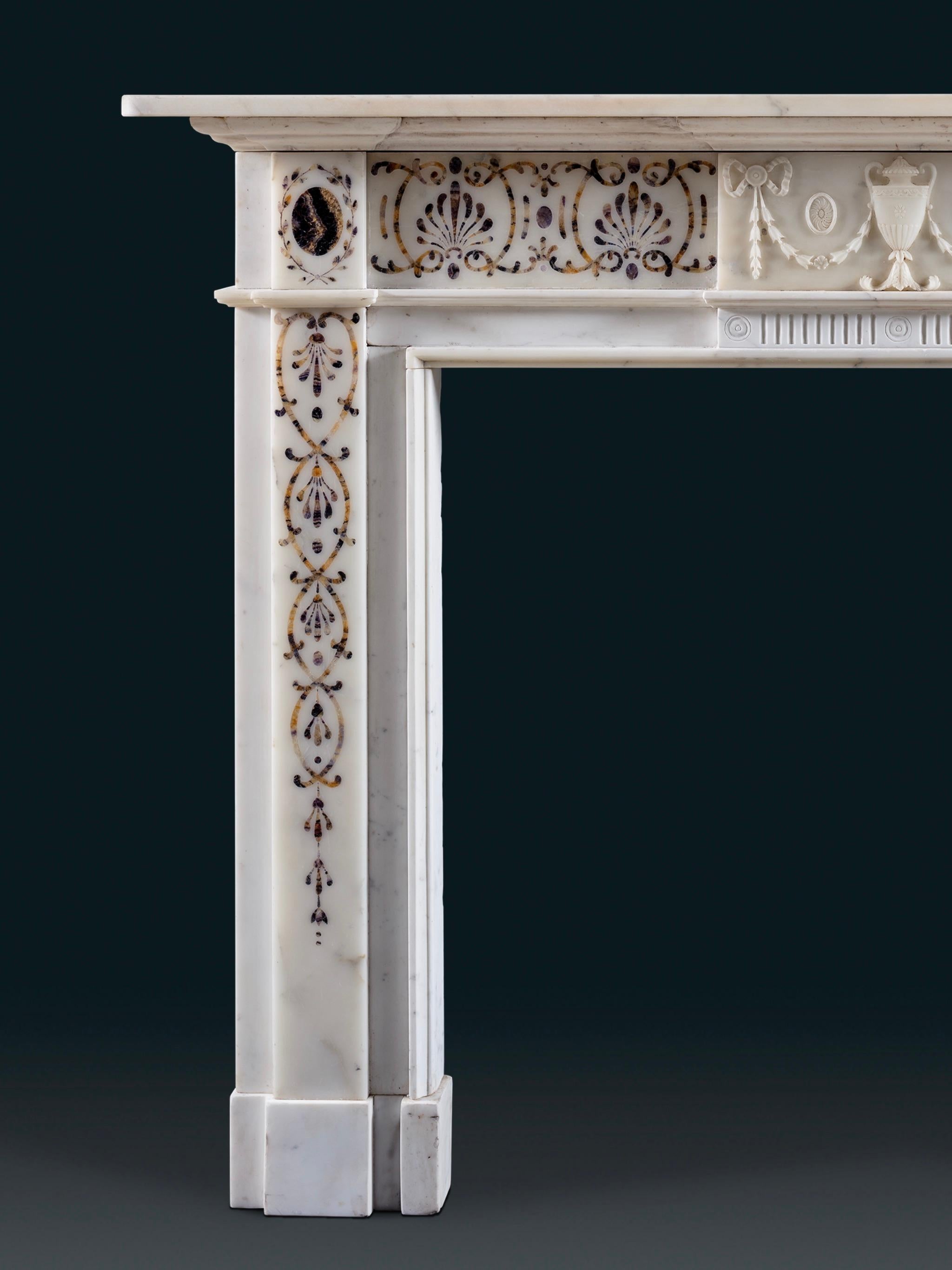 Ein Kamin im spätgeorgianischen Stil aus weißem, statuarischem Marmor mit feinen und seltenen Einlegearbeiten aus Blue-John-Stein

Ein Kamin aus dem 20. Jahrhundert mit einem einfachen geformten Regal, das von einer zentralen Tafel getragen wird,