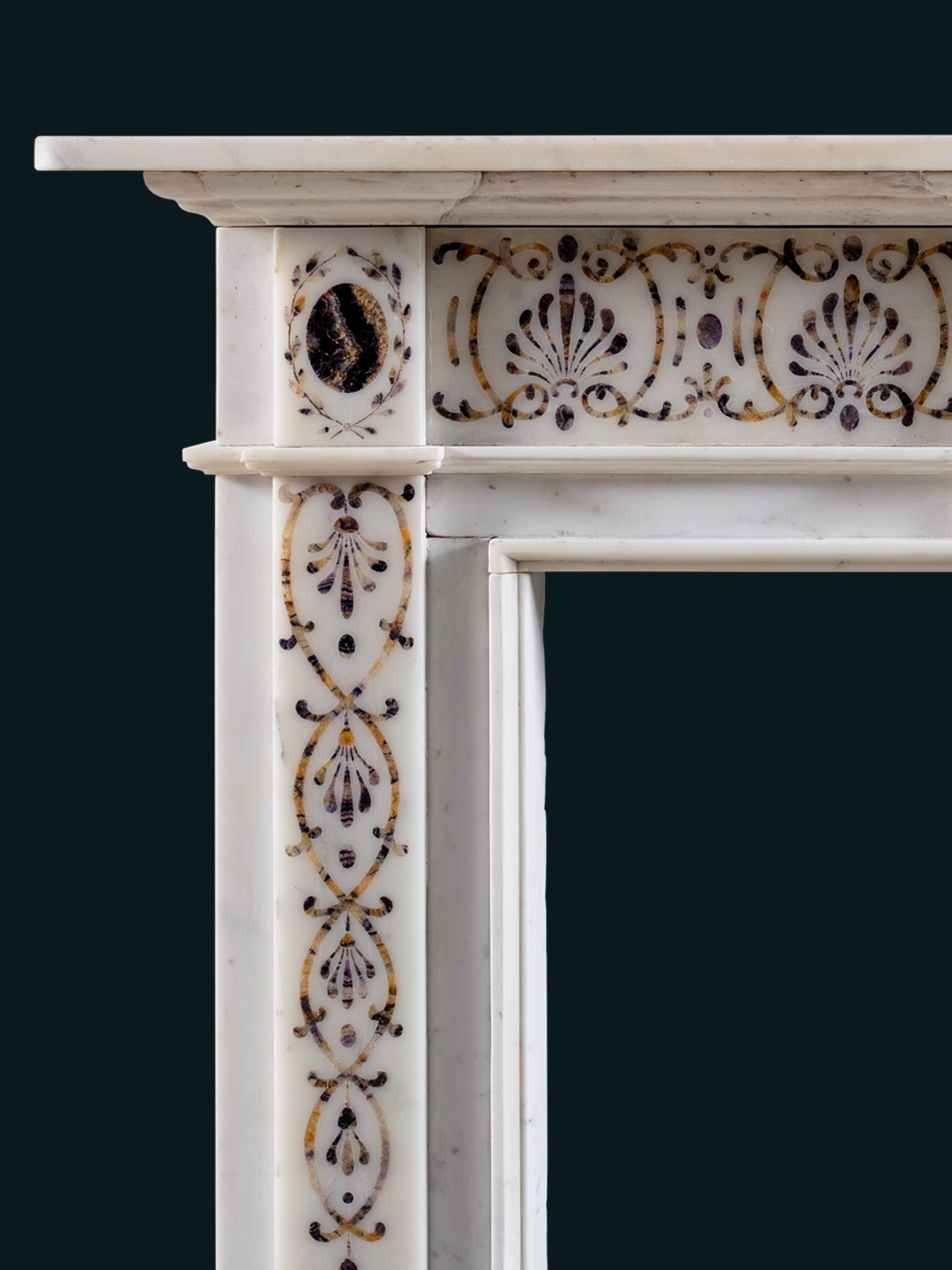 Kamin im spätgeorgianischen Stil aus Bildhauermarmor, Intarsien aus blauem John-Stein (Georgian) im Angebot
