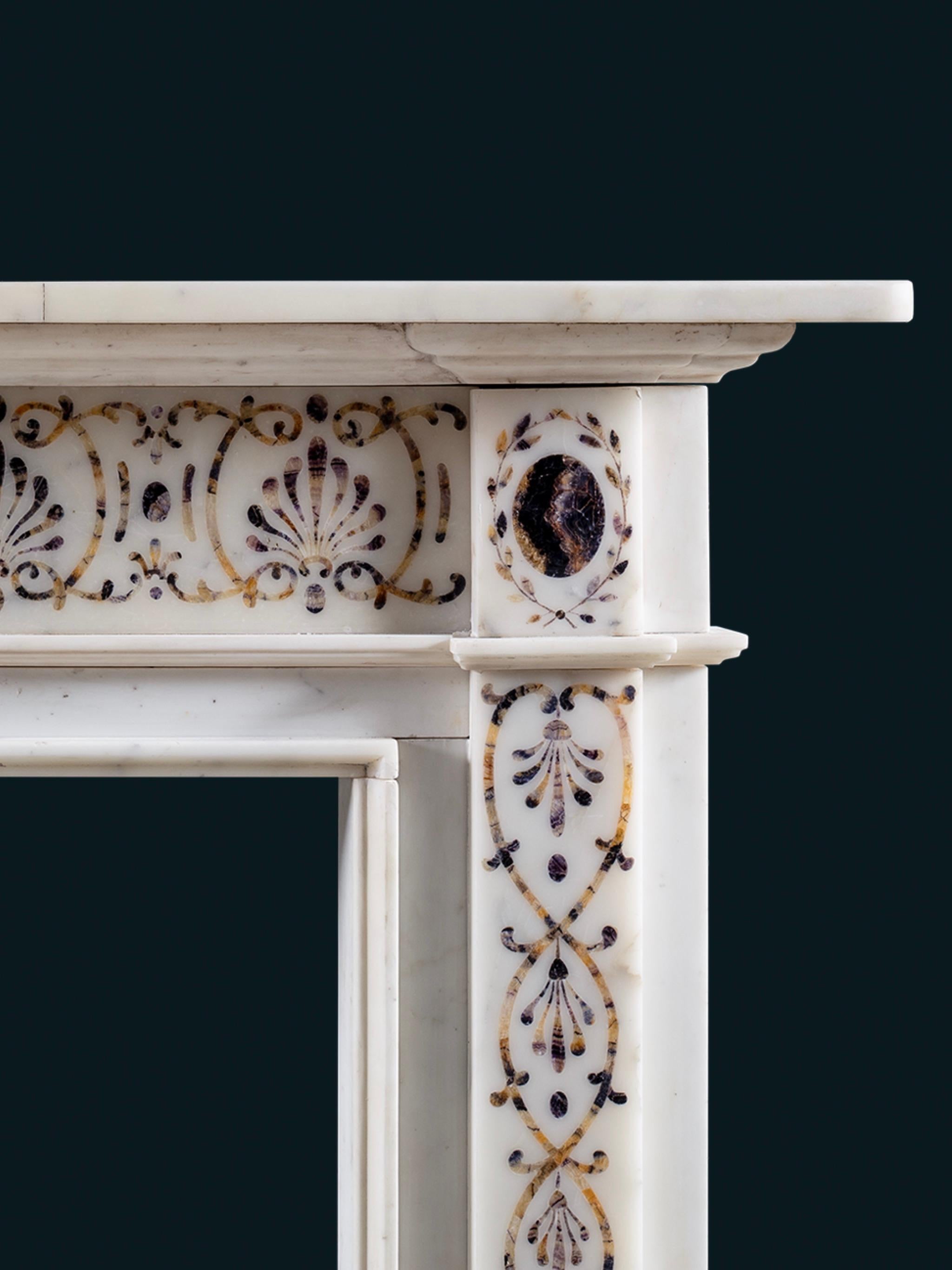 Kamin im spätgeorgianischen Stil aus Bildhauermarmor, Intarsien aus blauem John-Stein (Handgeschnitzt) im Angebot