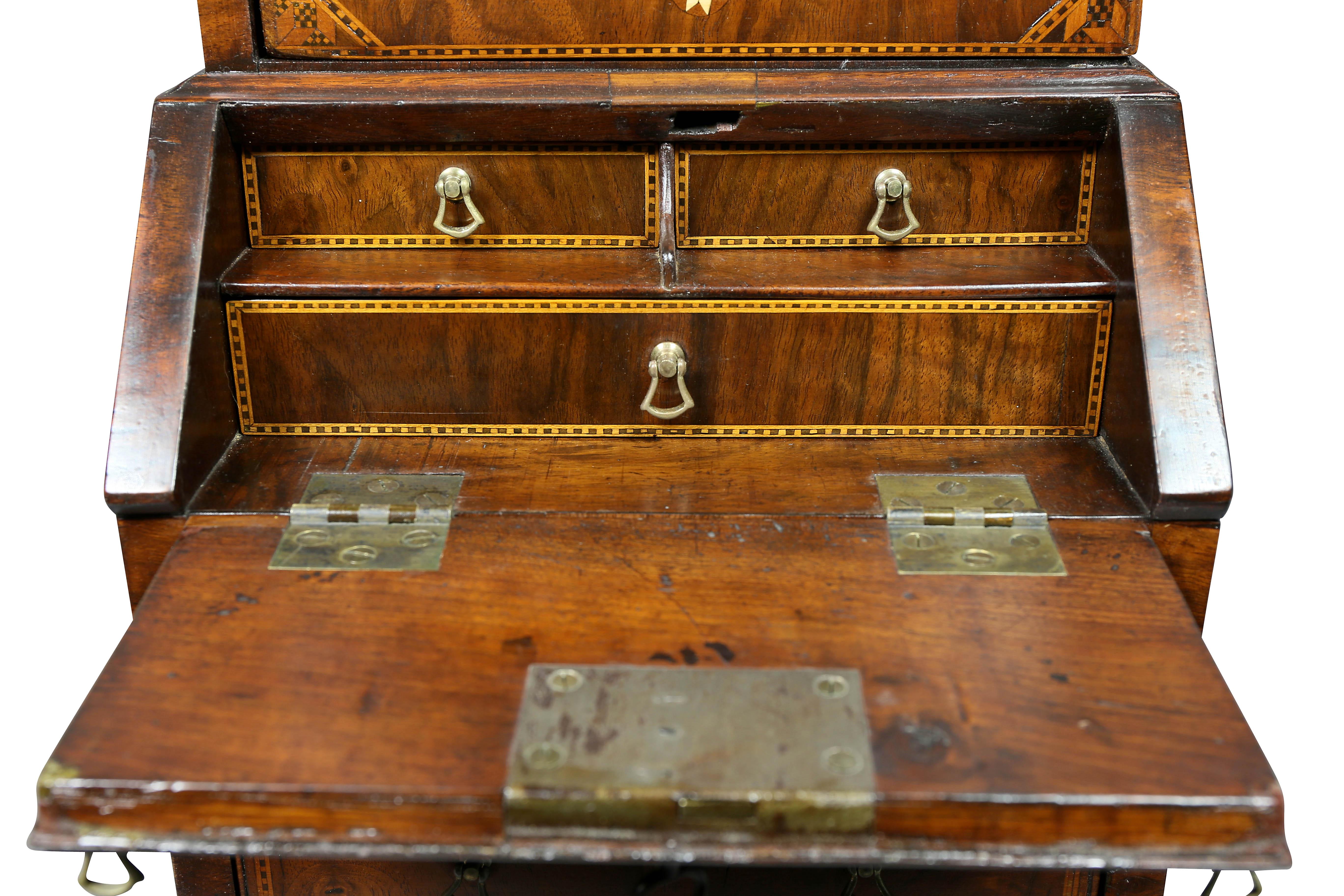 Late Georgian Walnut Miniature Secretary Bookcase (Englisch)