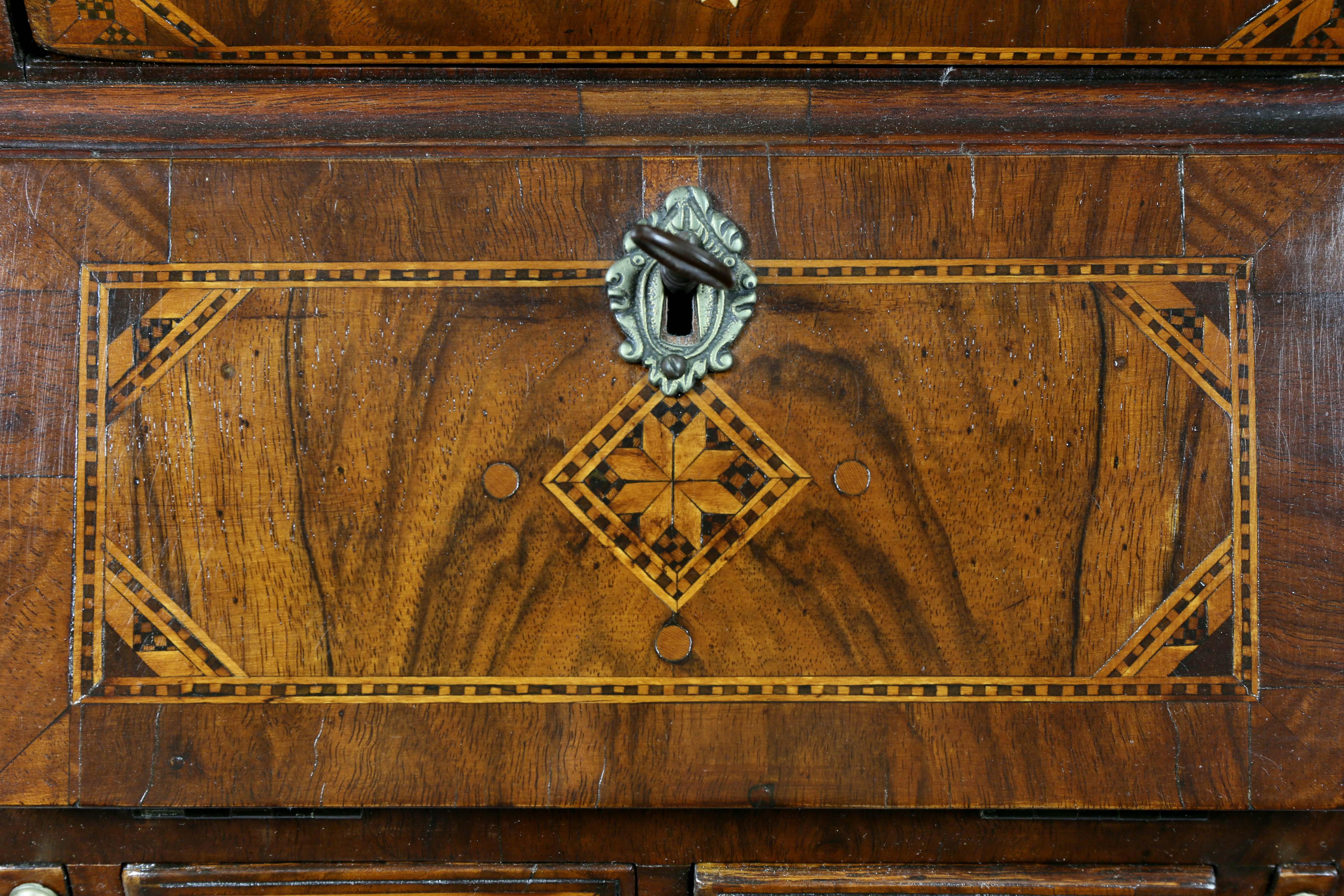 Late Georgian Walnut Miniature Secretary Bookcase im Zustand „Gut“ in Essex, MA