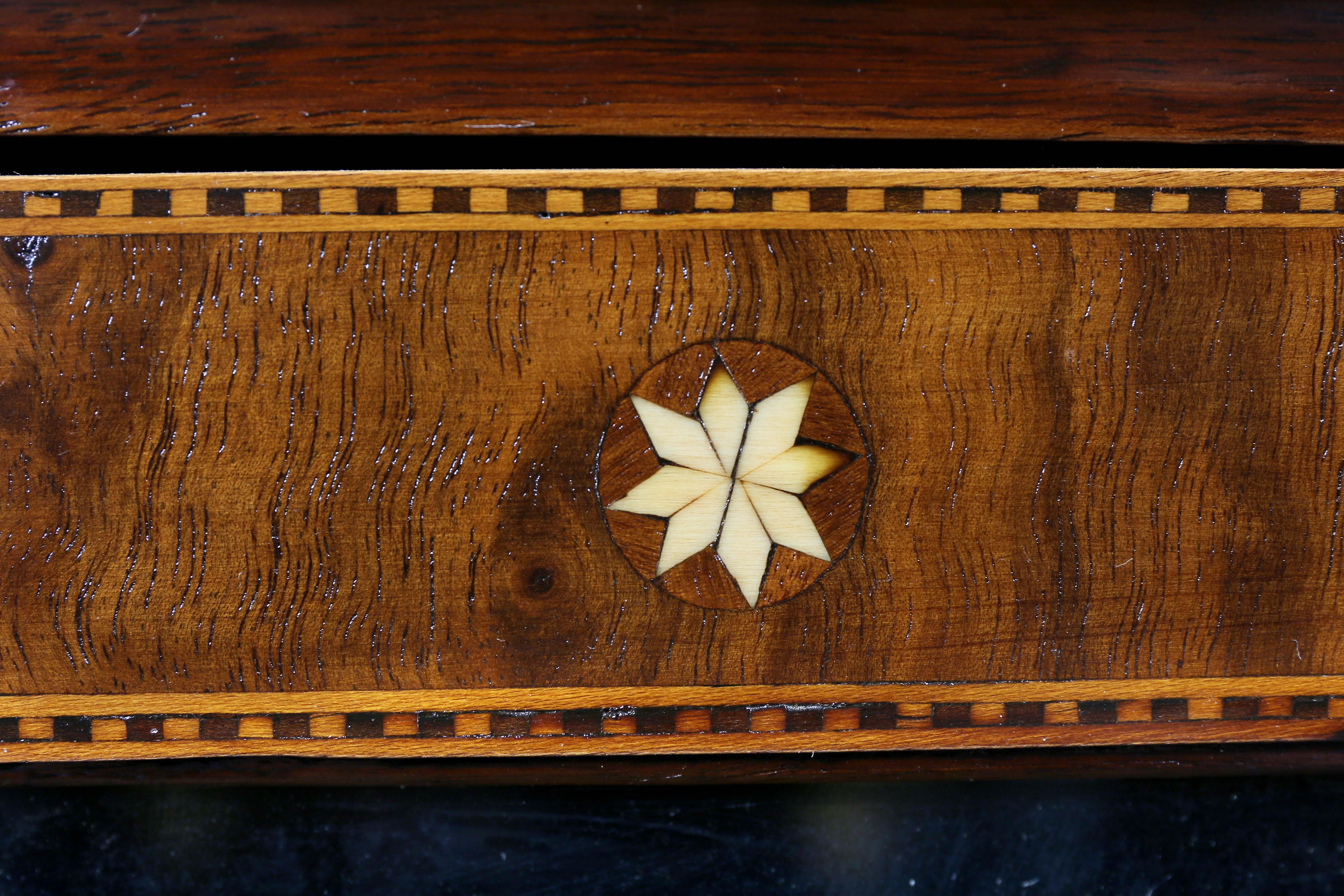 Late Georgian Walnut Miniature Secretary Bookcase (Spätes 18. Jahrhundert)