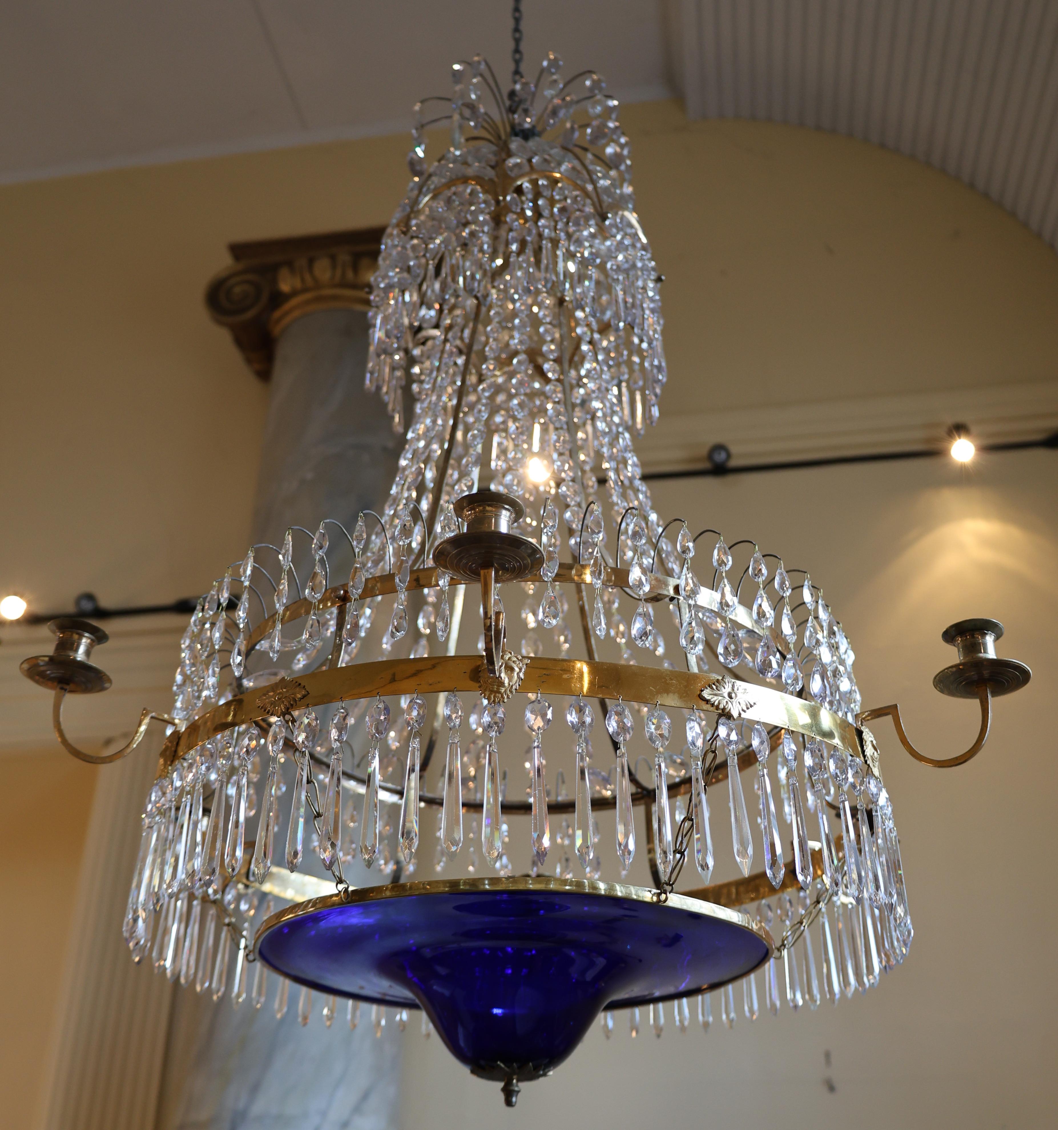 Doré Lustre tardo-gustavien avec bol bleu en vente