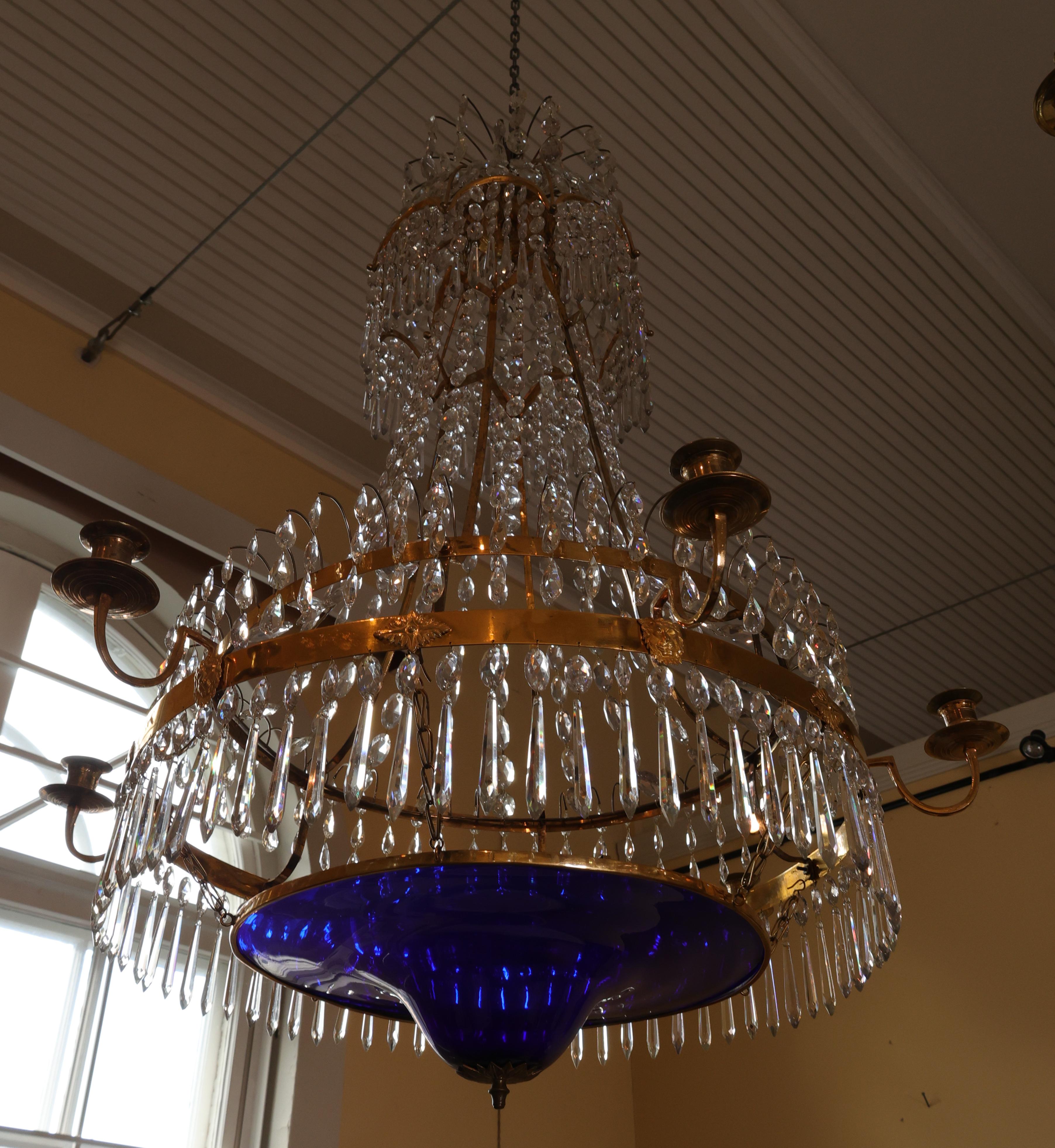 XVIIIe siècle Lustre tardo-gustavien avec bol bleu en vente