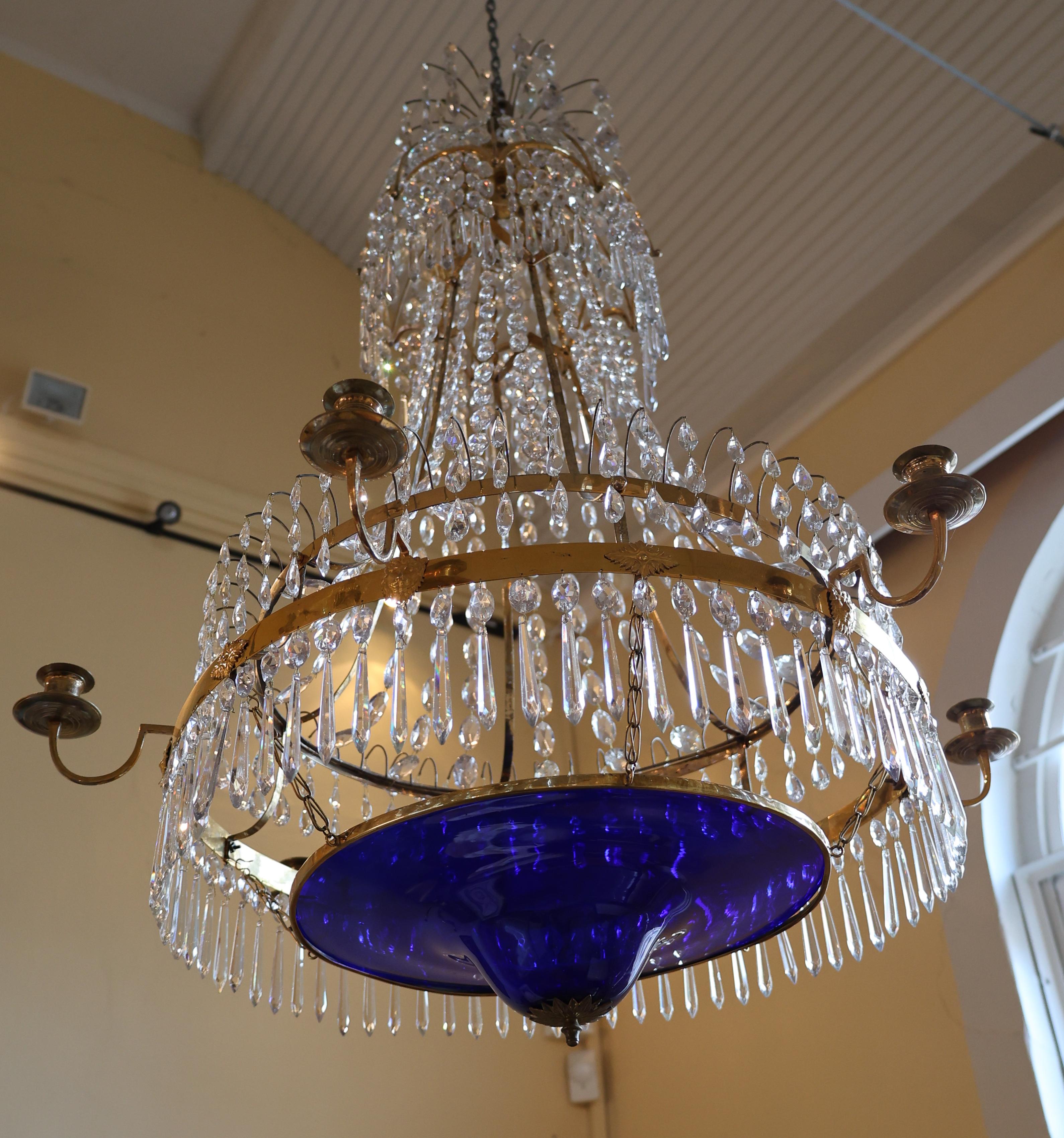 Laiton Lustre tardo-gustavien avec bol bleu en vente