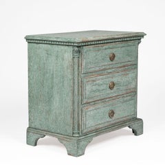 Cassettiera tardo-gustaviana con finitura blu-verde, Svezia, circa 1790-1800