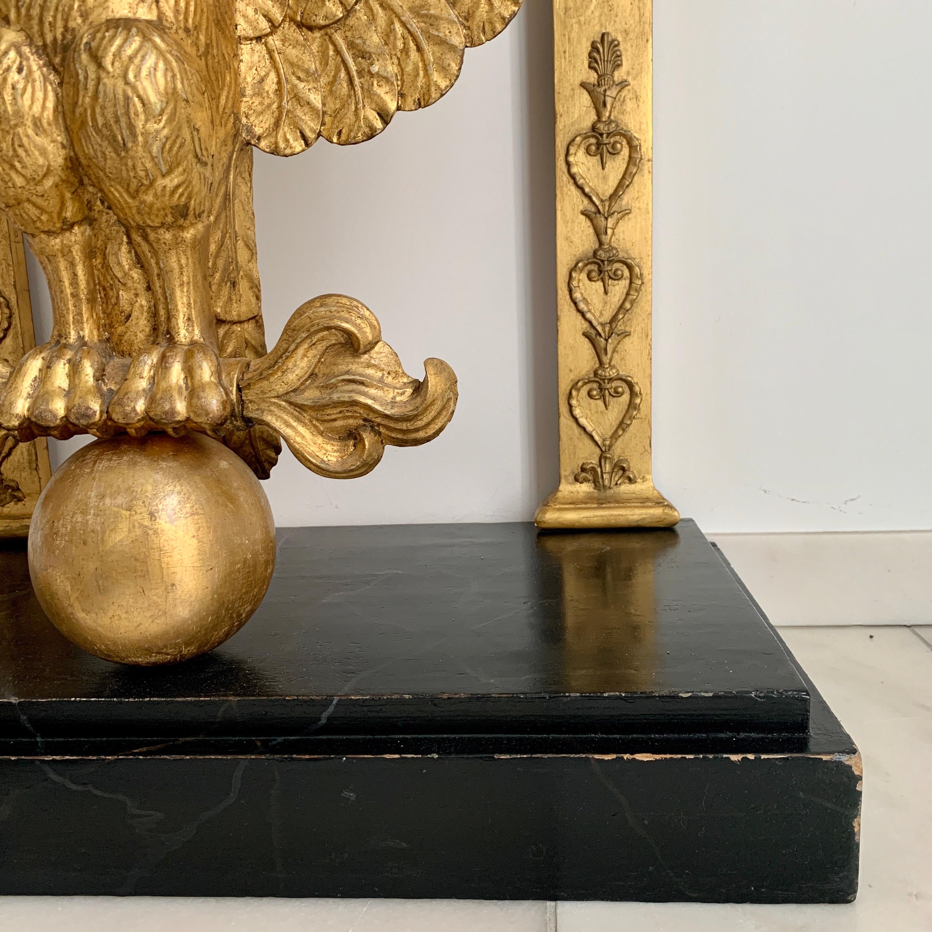 Table console et miroir à aigle en bois doré de la fin de la période gustavienne et du début du 19e siècle en vente 4