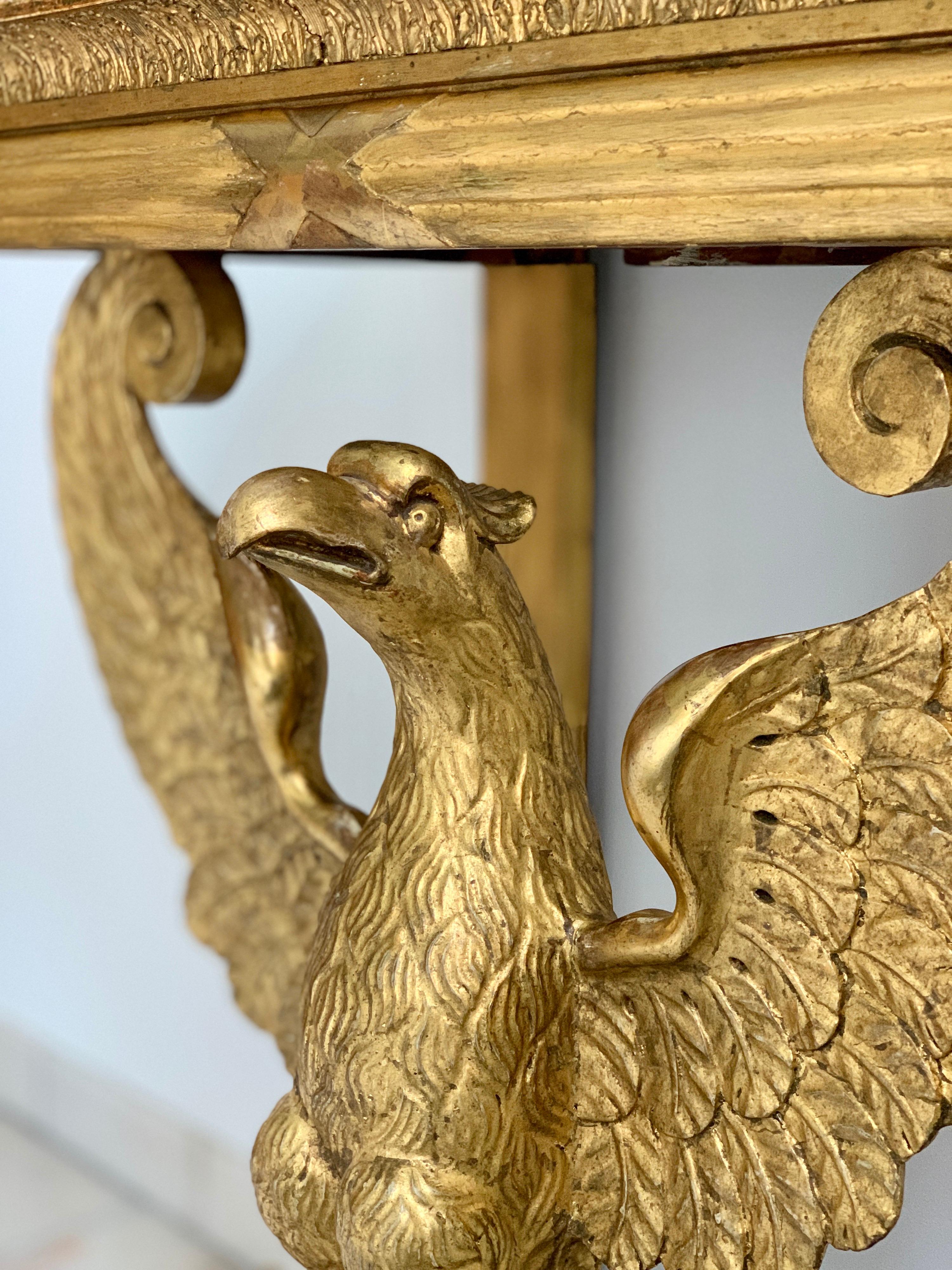 Table console et miroir à aigle en bois doré de la fin de la période gustavienne et du début du 19e siècle en vente 2