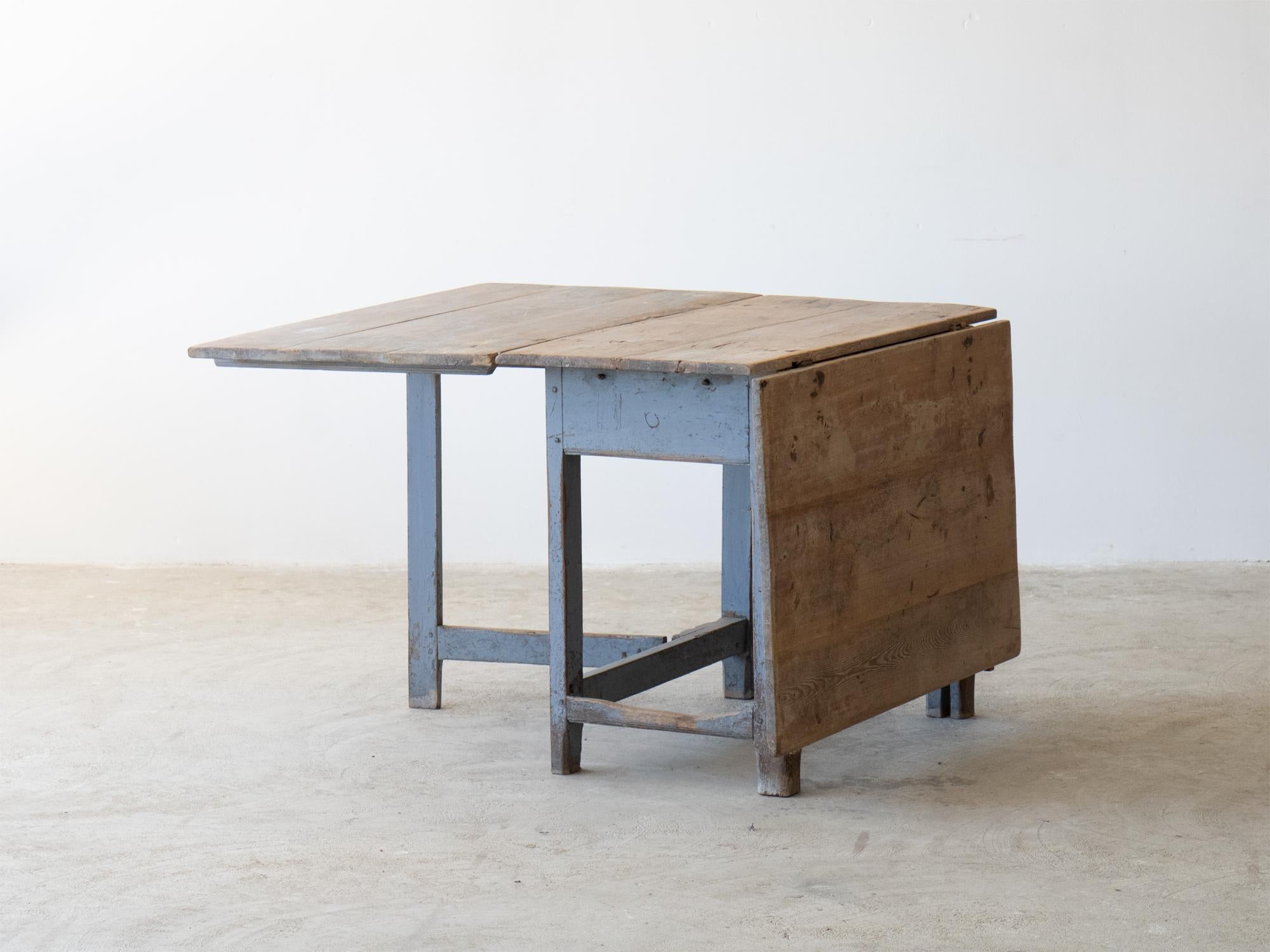 Ein Schlackentisch oder Tortentisch in seiner ursprünglichen perlgrauen Farbe.

Schwedisch, 18. Jahrhundert.

Ein guter Platzsparer mit der Möglichkeit, ihn als Frühstücks- oder Esstisch zu verwenden.

In sehr gutem, hoch-originalem Zustand mit