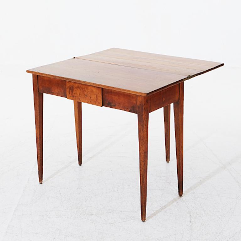 Late Gustavian Mahogany Game Table with Felt Backgammon Andremovable Top In Good Condition For Sale In New York, NY