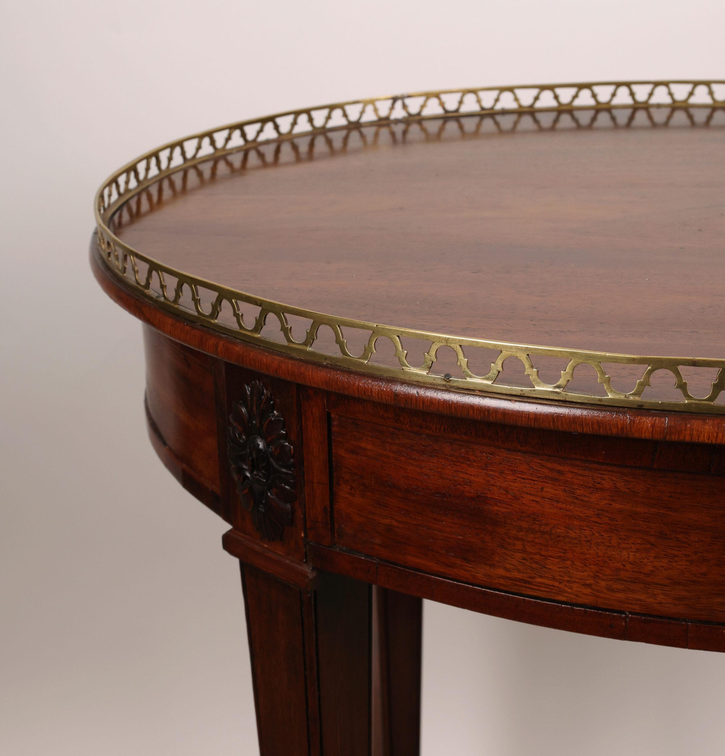 Hochwertiges Stockholmer Stück aus der Zeit um 1790. Gefertigt aus furniertem und teilweise massivem Mahagoni mit geschnitzten Holzdekorationen in den Ecken. Das Kernmaterial besteht aus Kiefer und Erle. Die Oberseite ist mit einer Messingbalustrade