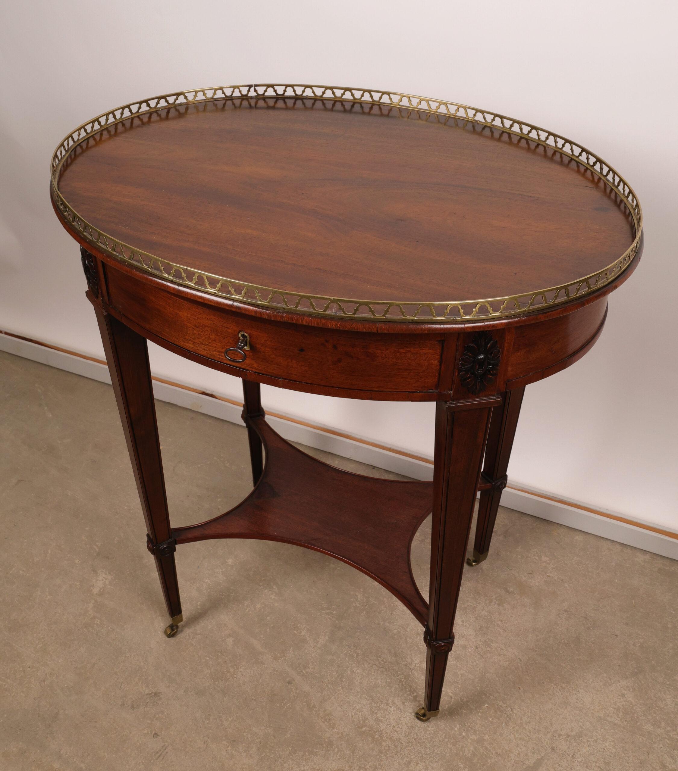 Spät Gustavianischer Tisch aus Stockholm, ca. 1790 (Geschnitzt) im Angebot