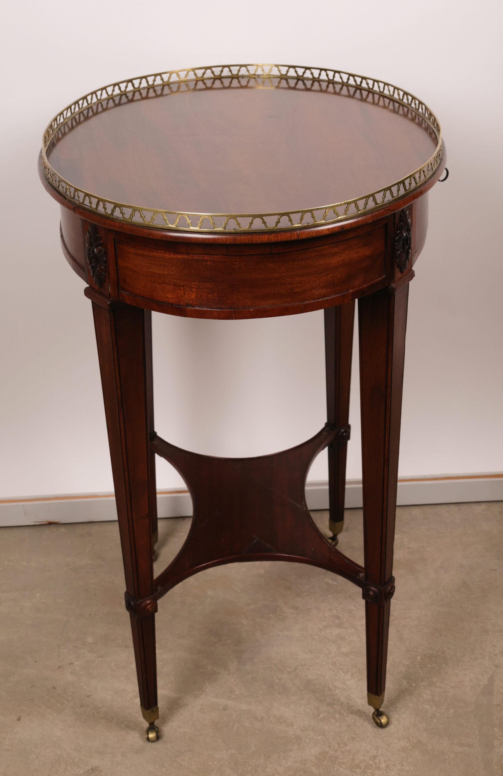 Spät Gustavianischer Tisch aus Stockholm, ca. 1790 im Zustand „Gut“ im Angebot in Ljungby, SE