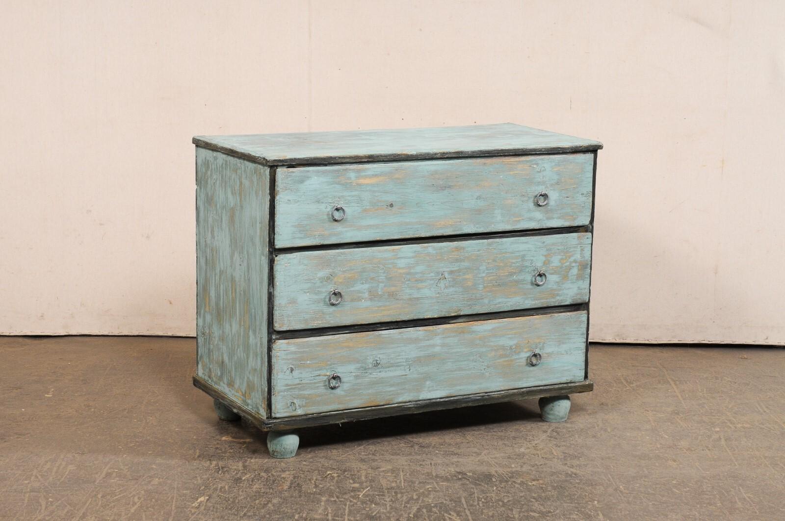 Commode en bois peint à trois tiroirs, datant du tournant des XVIIIe et XIXe siècles. Cette commode ancienne de France a été conçue avec des lignes simples et épurées. Un plateau de forme rectangulaire se trouve au-dessus de l'étui qui abrite trois