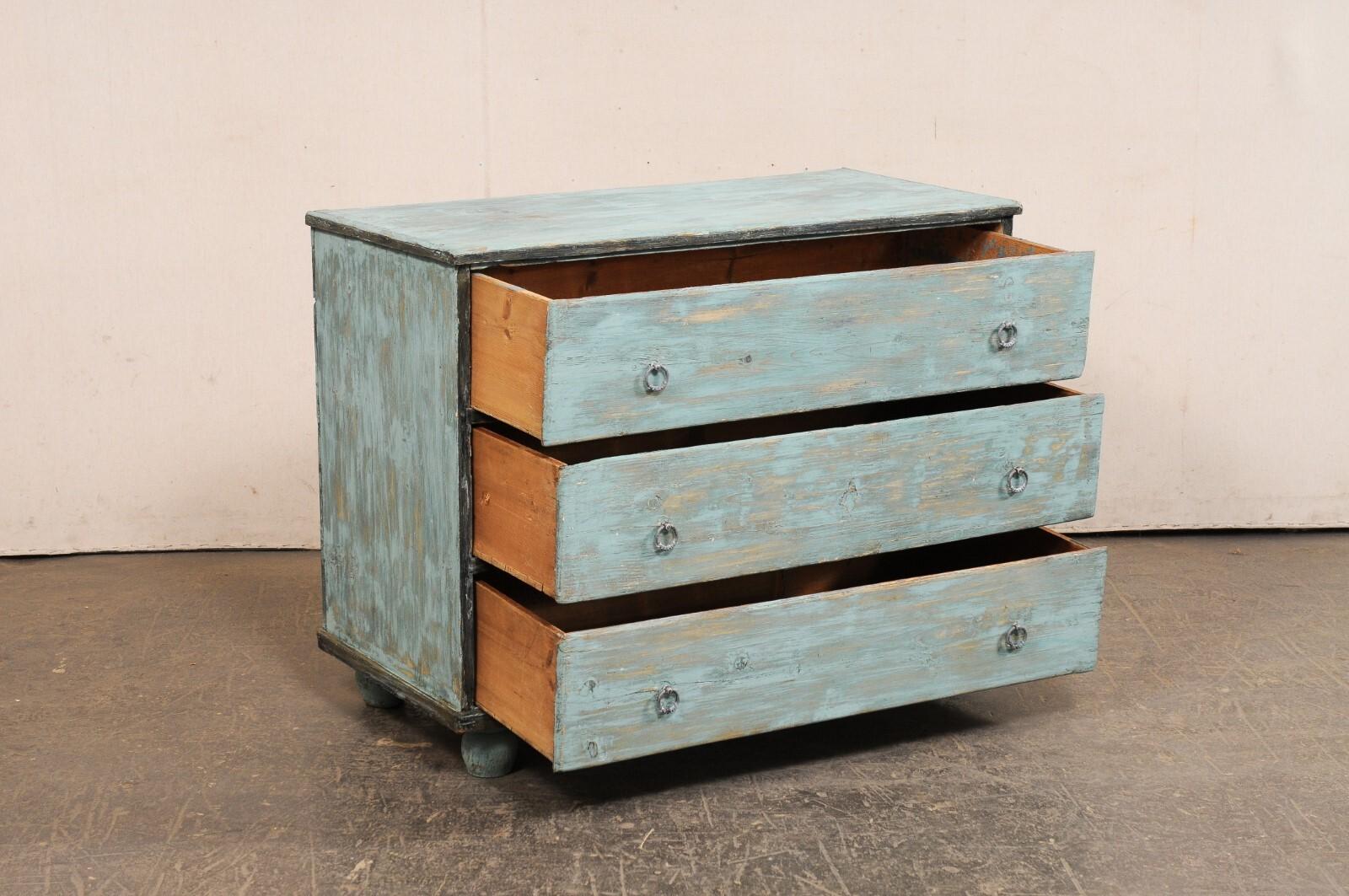 Français A.I.C. Commode française, couleur aqua clair en vente