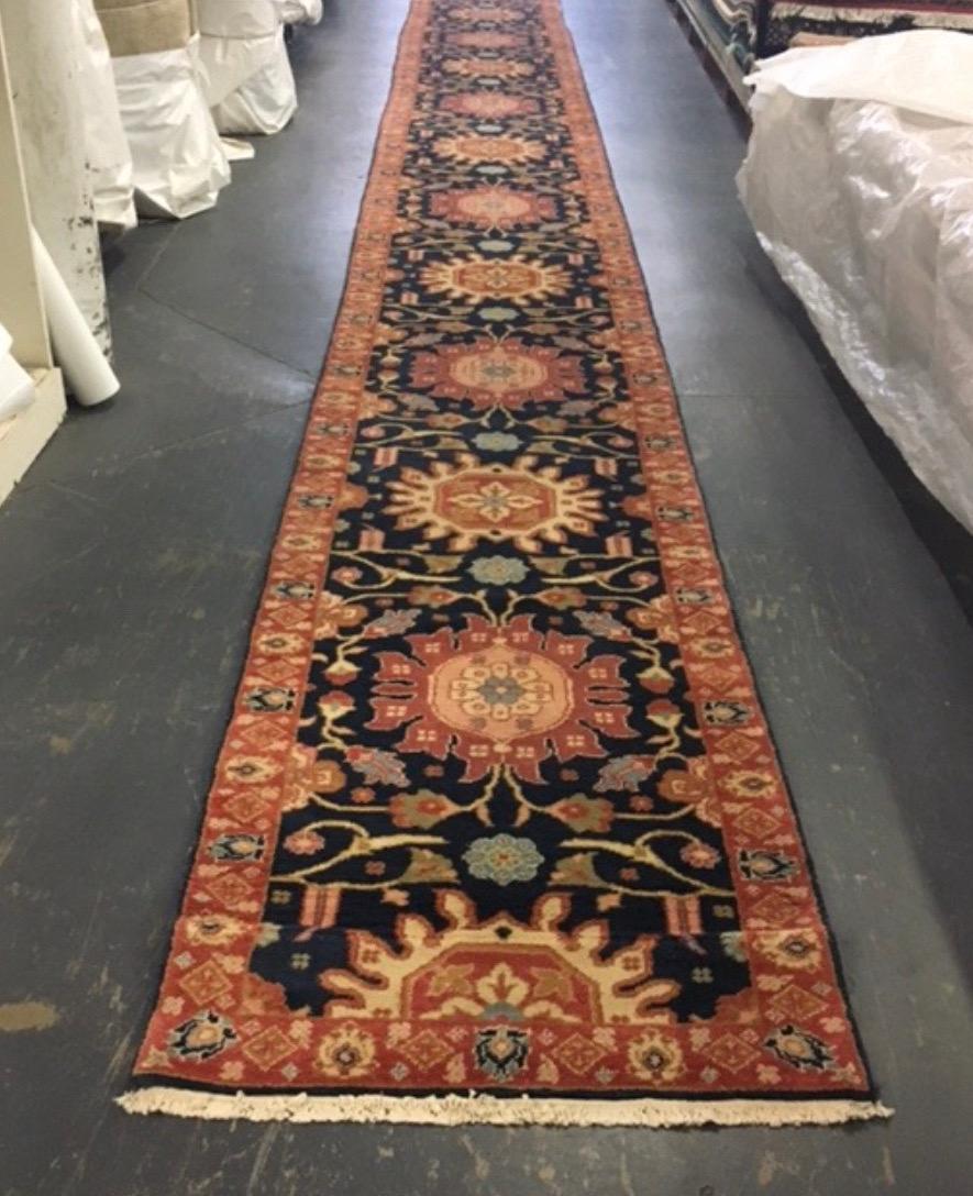 Dies ist eine neue Ende des 20. Jahrhunderts lange und schmale Marineblau Persian Style Runner Rug handgewebt in Alexandria, Ägypten in den 1990er Jahren. Wir haben diese Teppiche hergestellt und das Design und die Farben von Hand ausgewählt. Wir