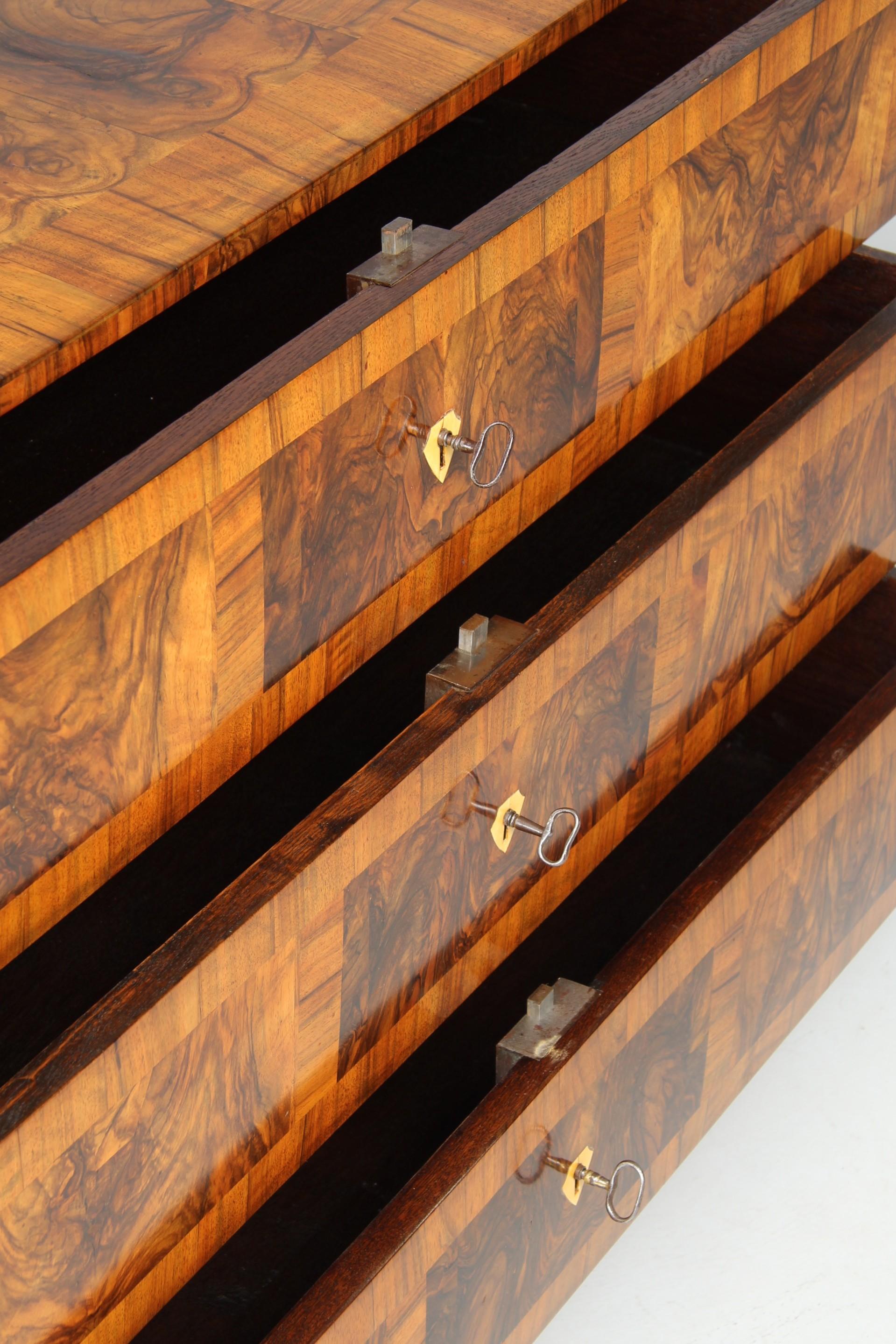 Cassettiera tardo Luigi XVI o Biedermeier, noce, 1800-1810 ca. in vendita 4