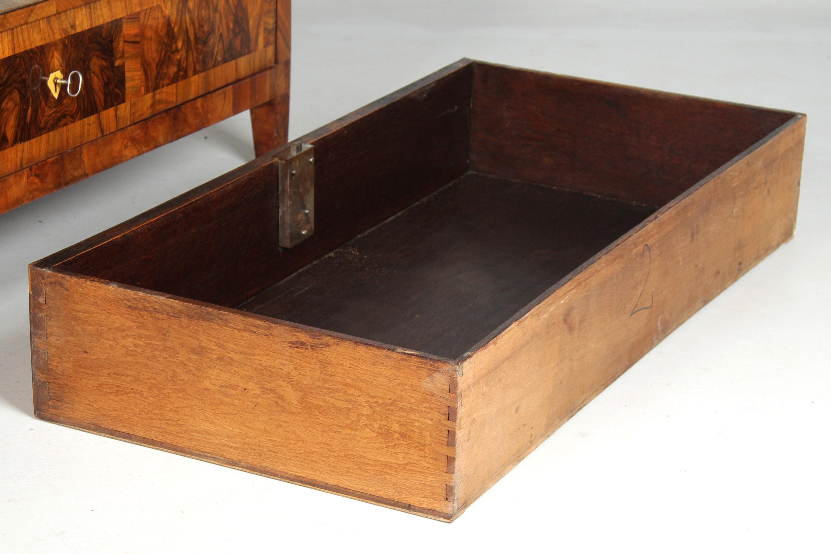 Cassettiera tardo Luigi XVI o Biedermeier, noce, 1800-1810 ca. in vendita 5