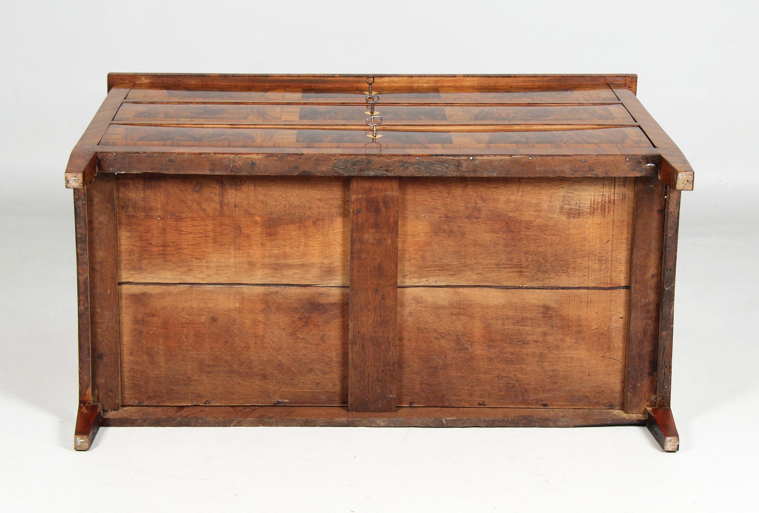 Cassettiera tardo Luigi XVI o Biedermeier, noce, 1800-1810 ca. in vendita 8