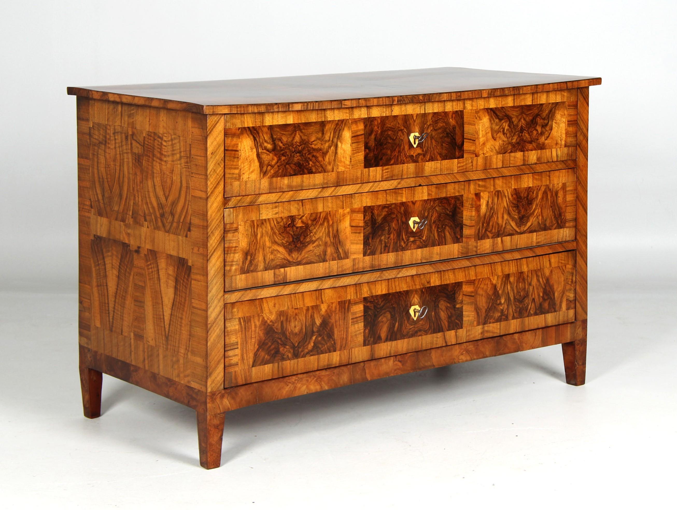 Cassettiera tardo-classicista

Germania meridionale
Noce
Inizio del XIX secolo

Dimensioni: H. H. x L. x P.: 83 x 124 x 60 cm.

Descrizione:
Cassettiera rigorosamente cubista del periodo di transizione tra il classicismo tedesco, il cosiddetto