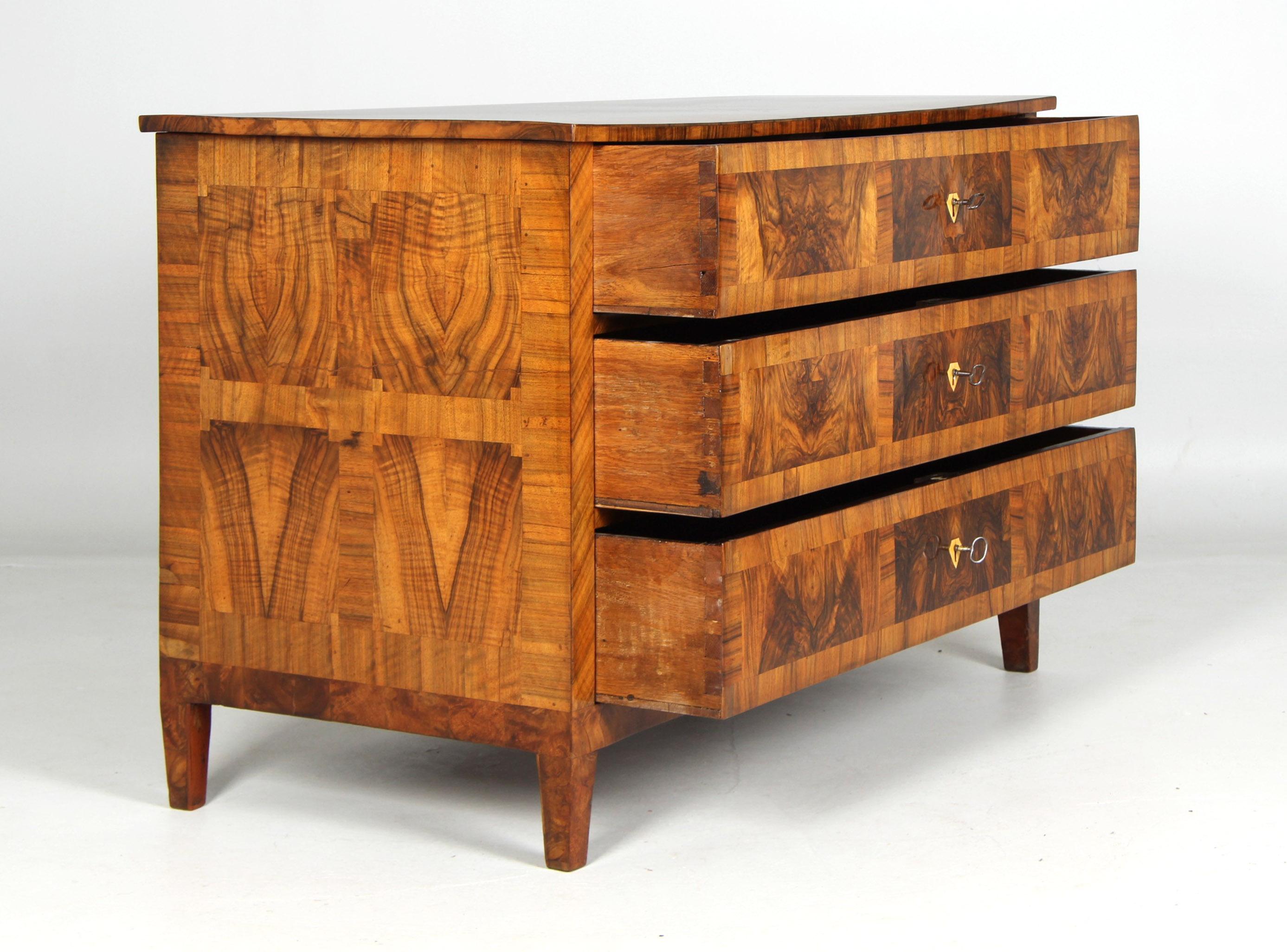 Cassettiera tardo Luigi XVI o Biedermeier, noce, 1800-1810 ca. in vendita 3