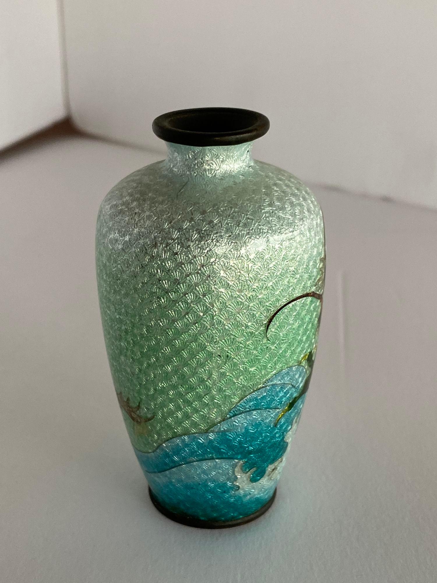 Japanische Drachen-Cloisonné-Vase der späten Meiji-Ära aus Messing im Zustand „Hervorragend“ im Angebot in Van Nuys, CA
