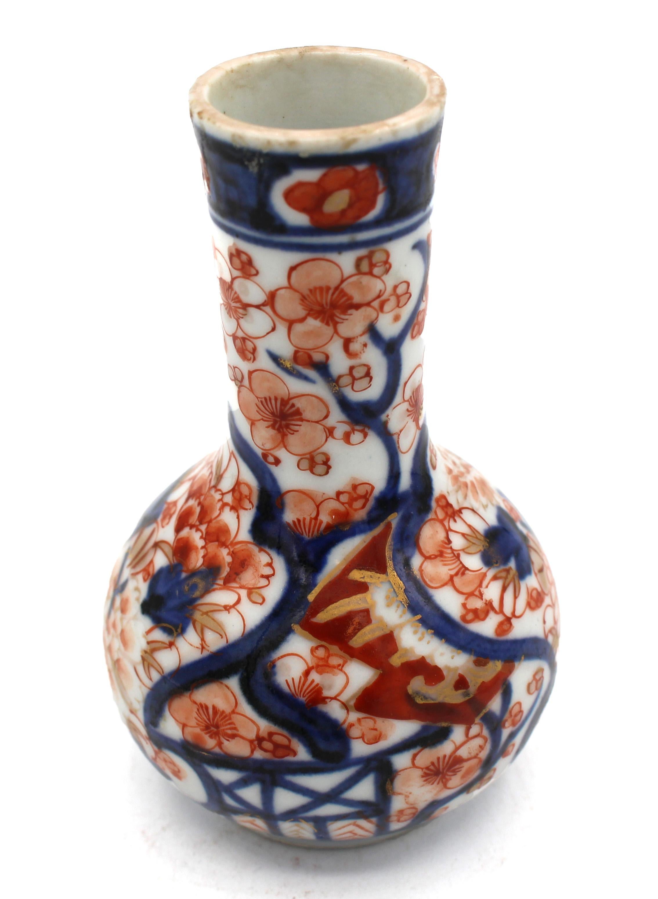 Miniatur-Imari-Vase, japanisch, um 1870. Späte Meiji-Ära. Längerer, leicht ausgestellter Hals. Fein bemalt und vergoldet mit floralen Reserven.
4 1/8