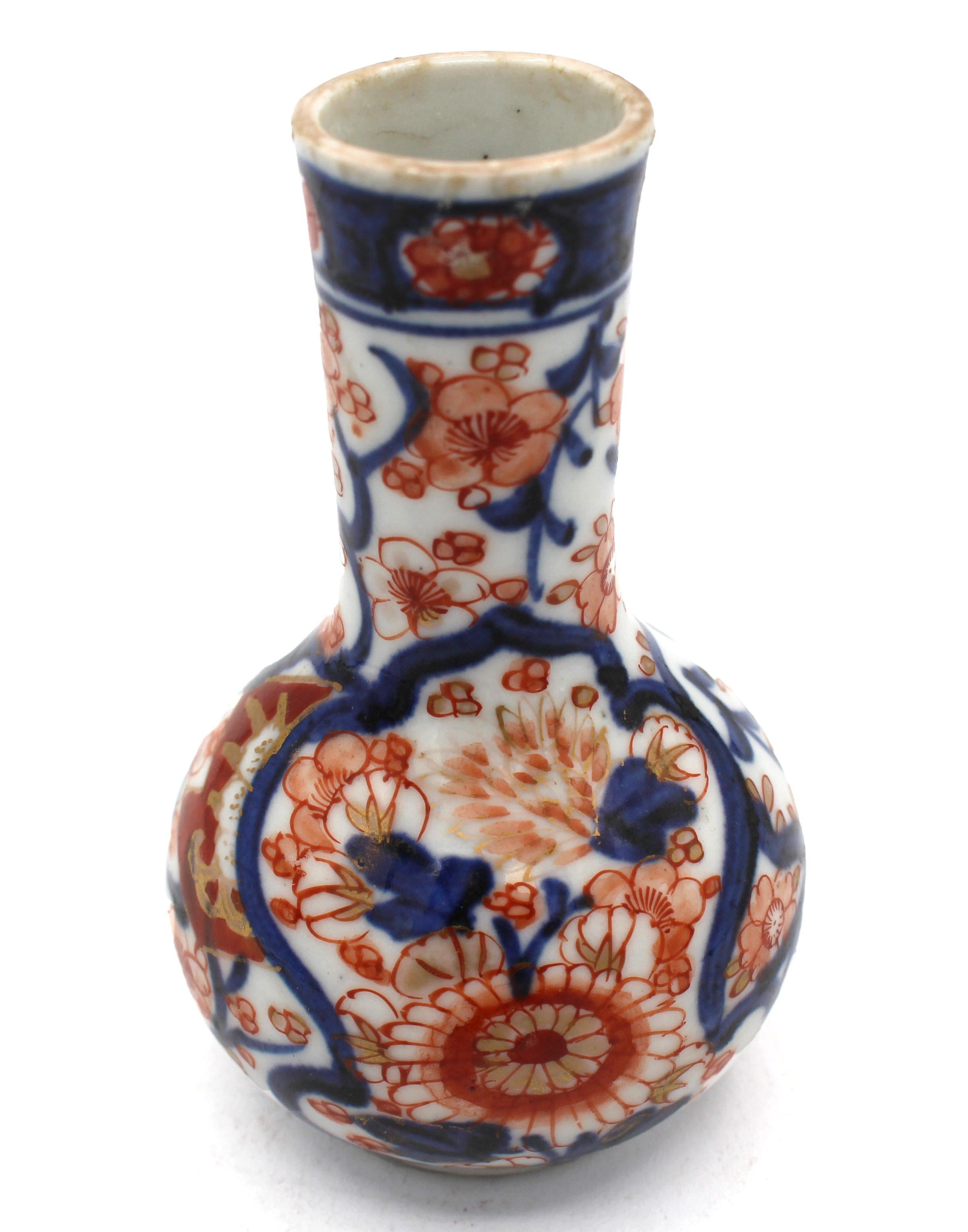 Späte Meiji-Ära, CIRCA 1870er Jahre Miniatur-Imari-Vase, japanisch (Meiji-Periode)