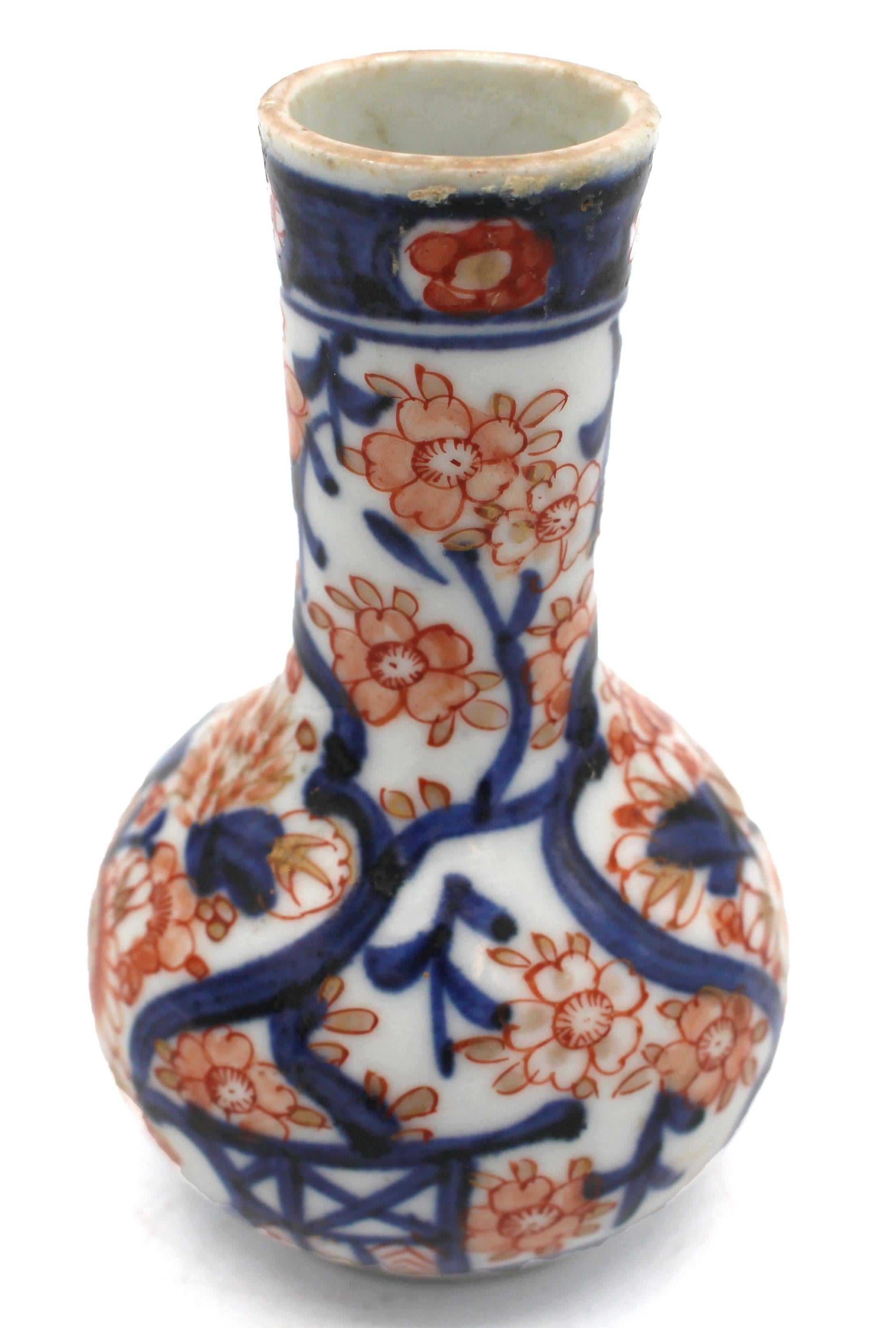 Späte Meiji-Ära, CIRCA 1870er Jahre Miniatur-Imari-Vase, japanisch (Japanisch)