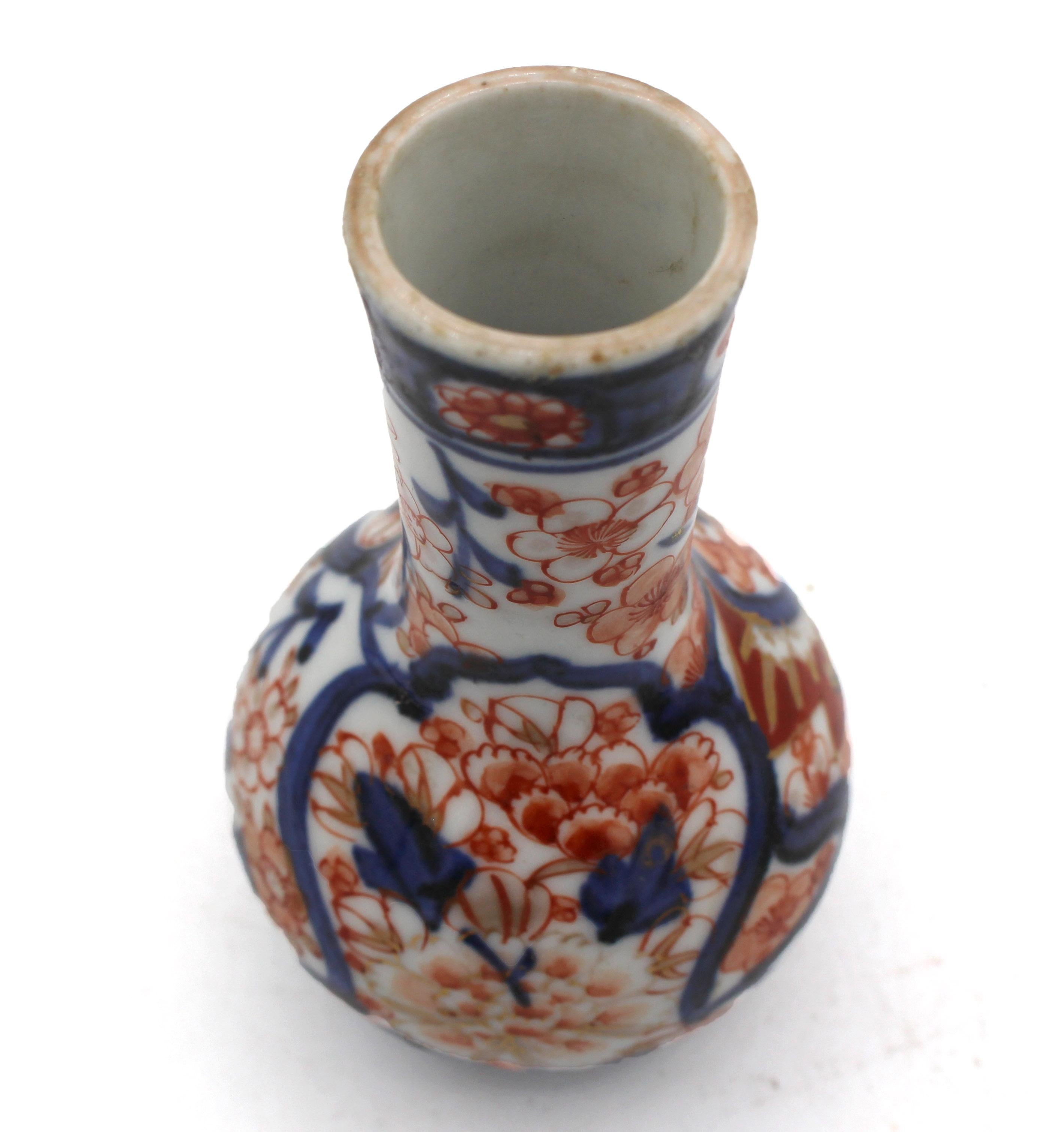 Späte Meiji-Ära, CIRCA 1870er Jahre Miniatur-Imari-Vase, japanisch im Zustand „Gut“ in Chapel Hill, NC