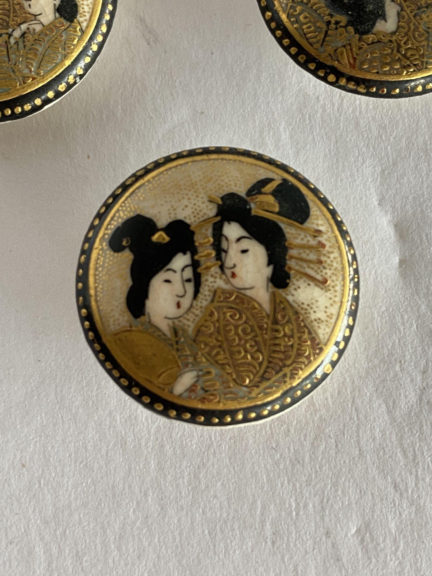 Late Meiji Era Hand Painted Geisha Satsuma Button Set of 5 In Excellent Condition For Sale In Van Nuys, CA