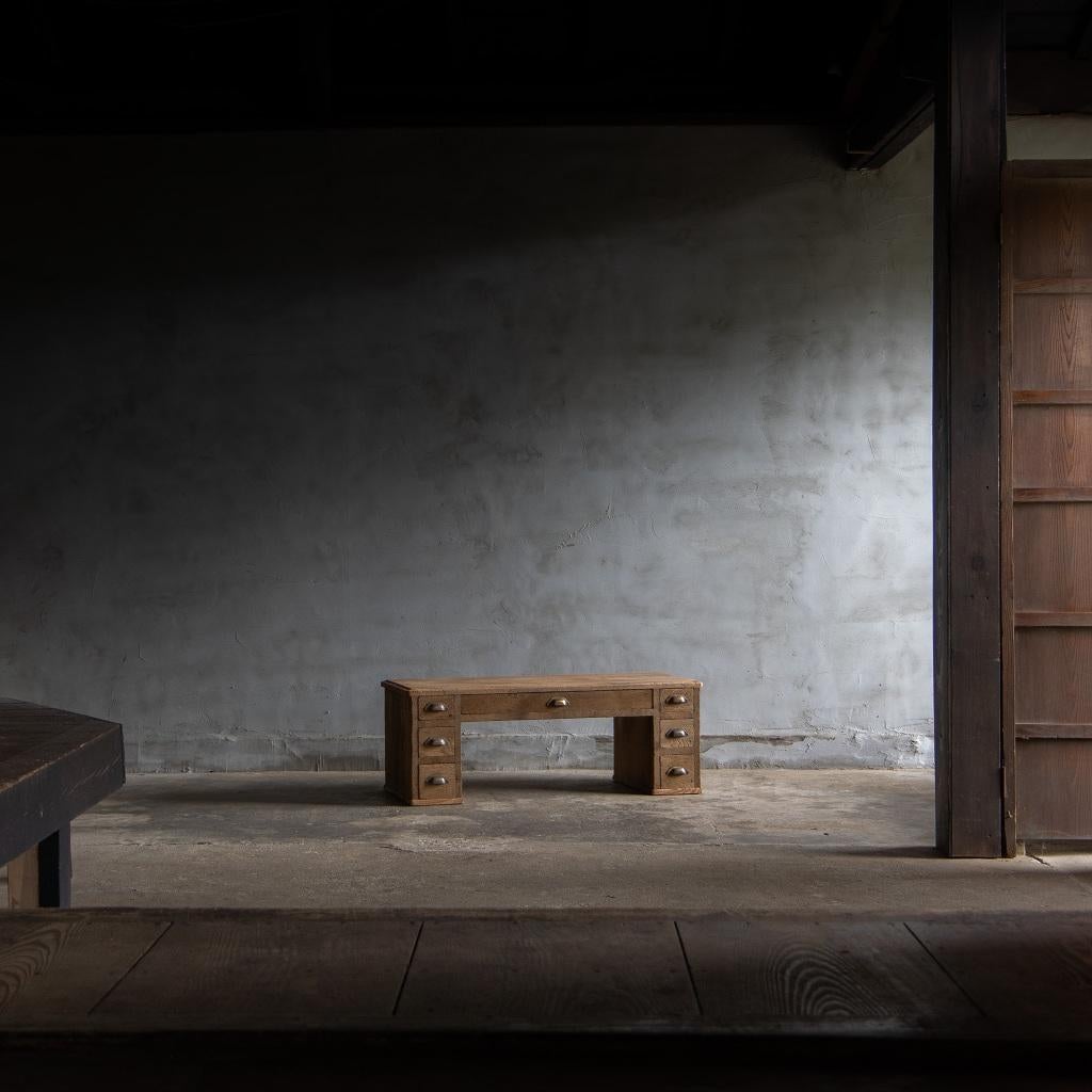 Esta mesa baja se fabricó a finales de la era Meiji (1868-1912). 

Como reflejo de la cultura japonesa de sentarse en el suelo, tiene una altura inferior a la de las mesas normales. El tablero de la mesa está hecho de una sola pieza de madera de